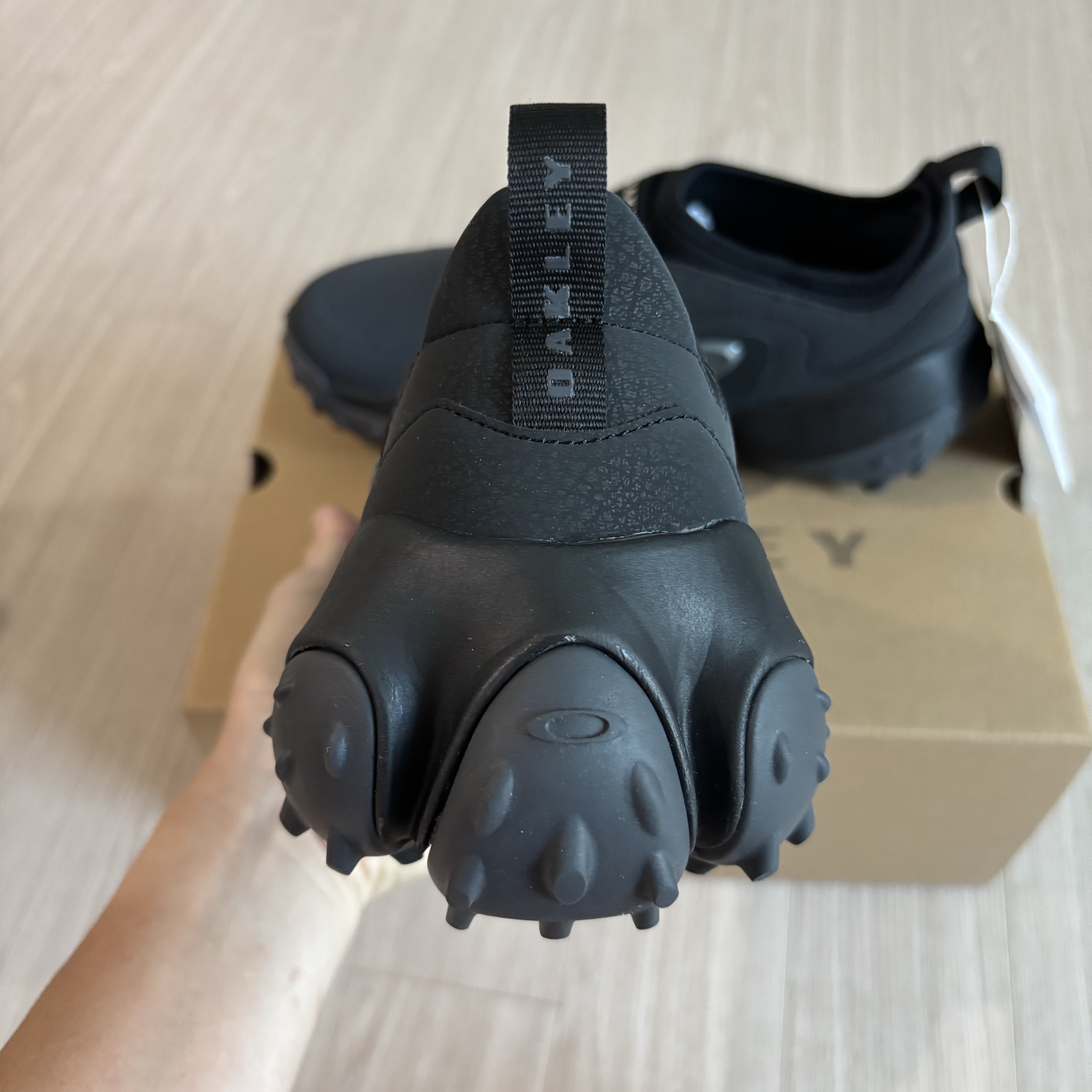Oakley Edge Icon Blackout 착용 스타일 - 4
