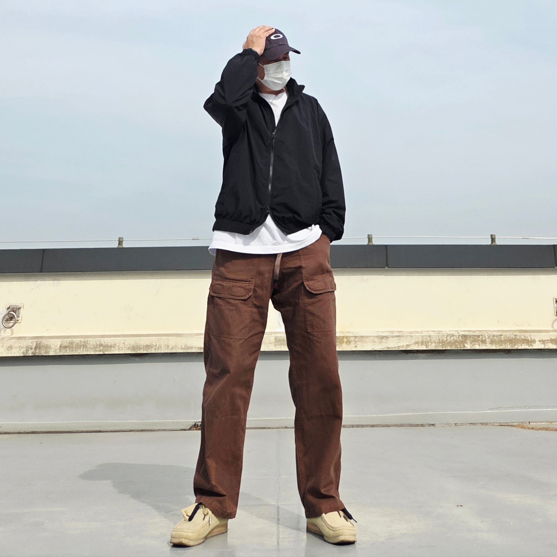 Oakley Remix Dad Hat Blackout, Clarks Wallabee Maple Suede 착용 스타일 - 2