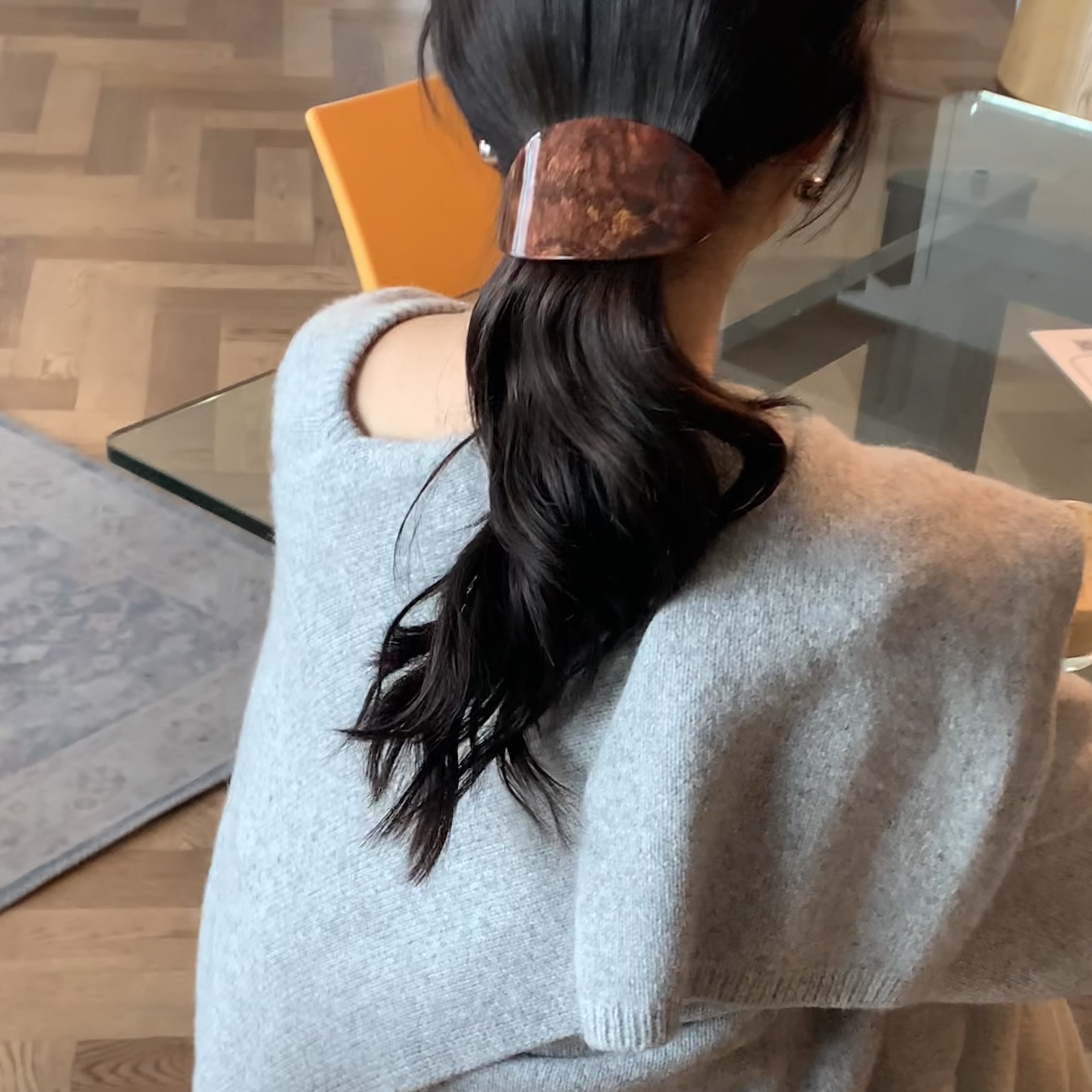 Byweekend Oval Marble Pin Brown, Byweekend On Earring Silver 착용 스타일 - 3