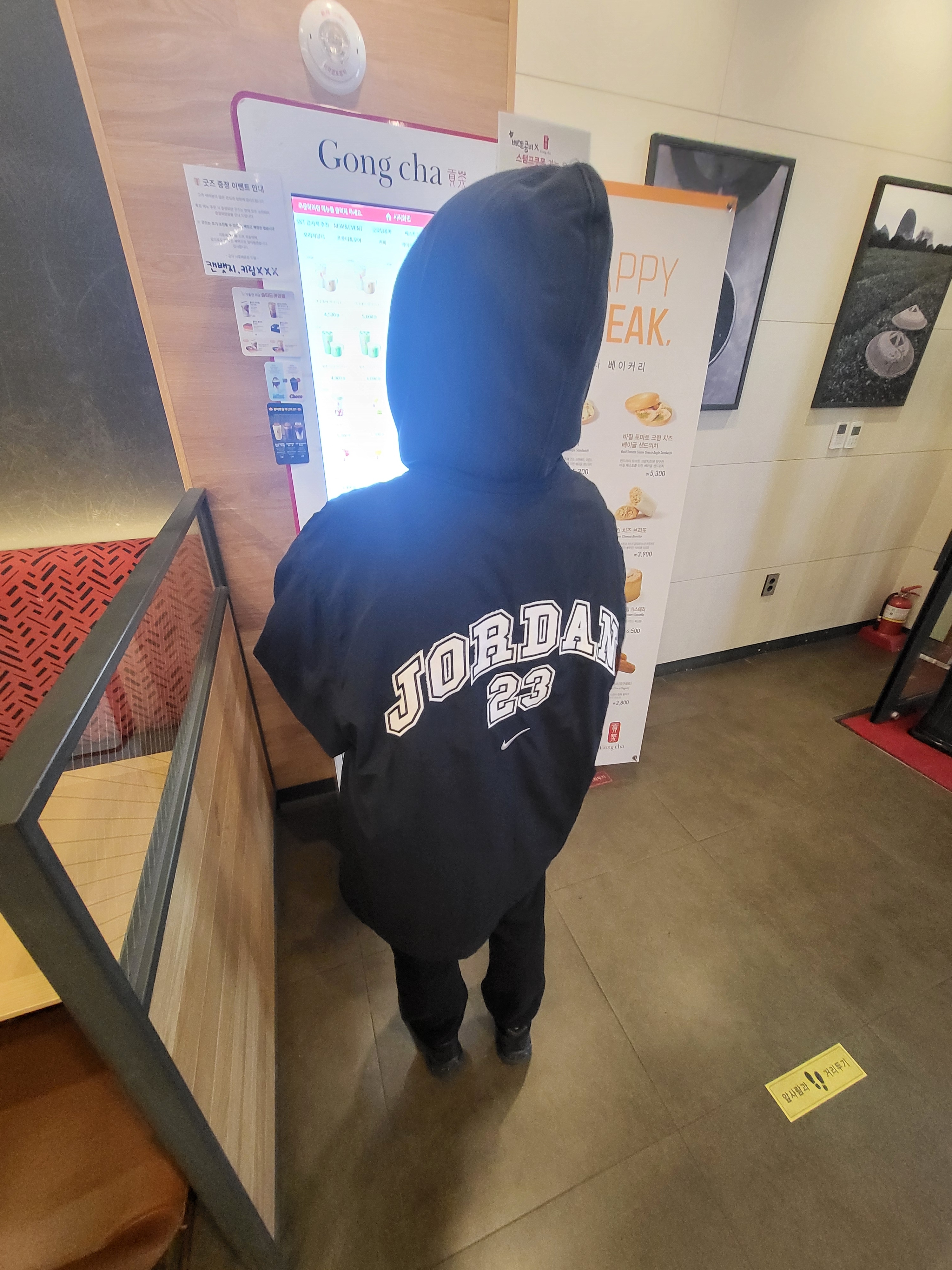 Jordan Essential Coach Jacket Black Sail, Salomon XT-6 ADV Black 착용 스타일