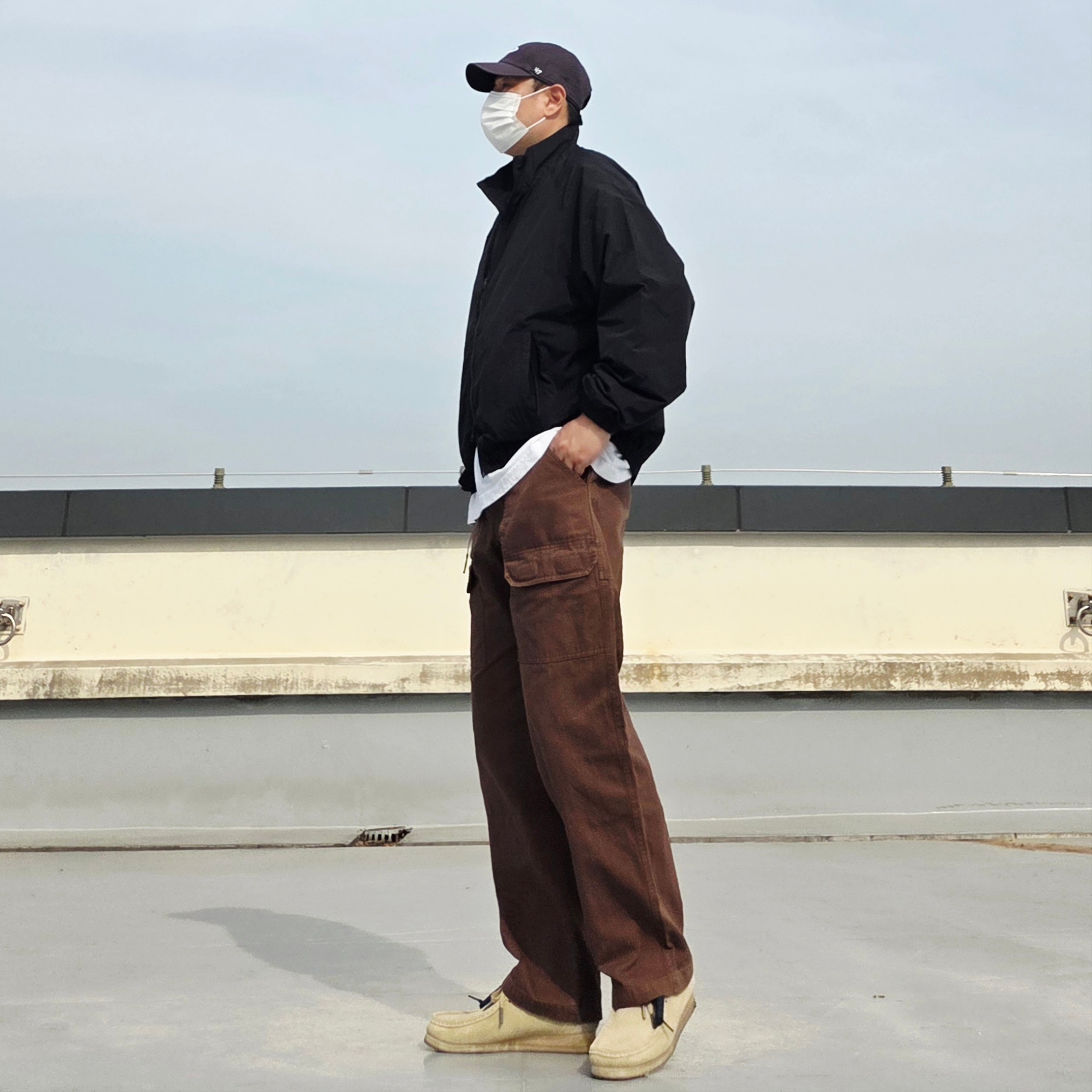 Oakley Remix Dad Hat Blackout, Clarks Wallabee Maple Suede 착용 스타일 - 3