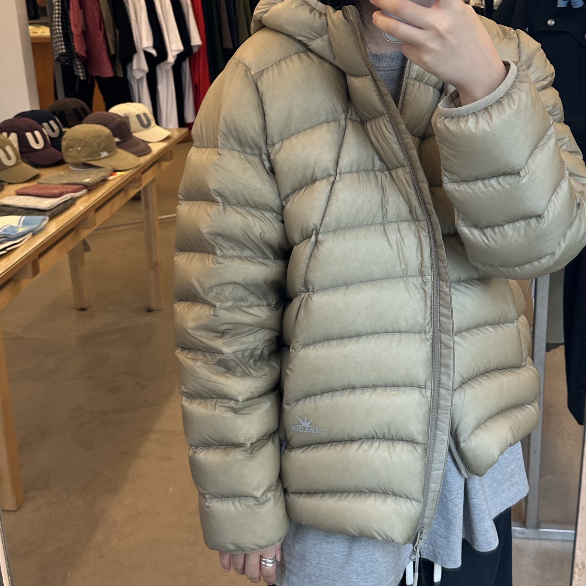 Sunlove Hooded Fly Light Down Jacket Stone 착용 스타일