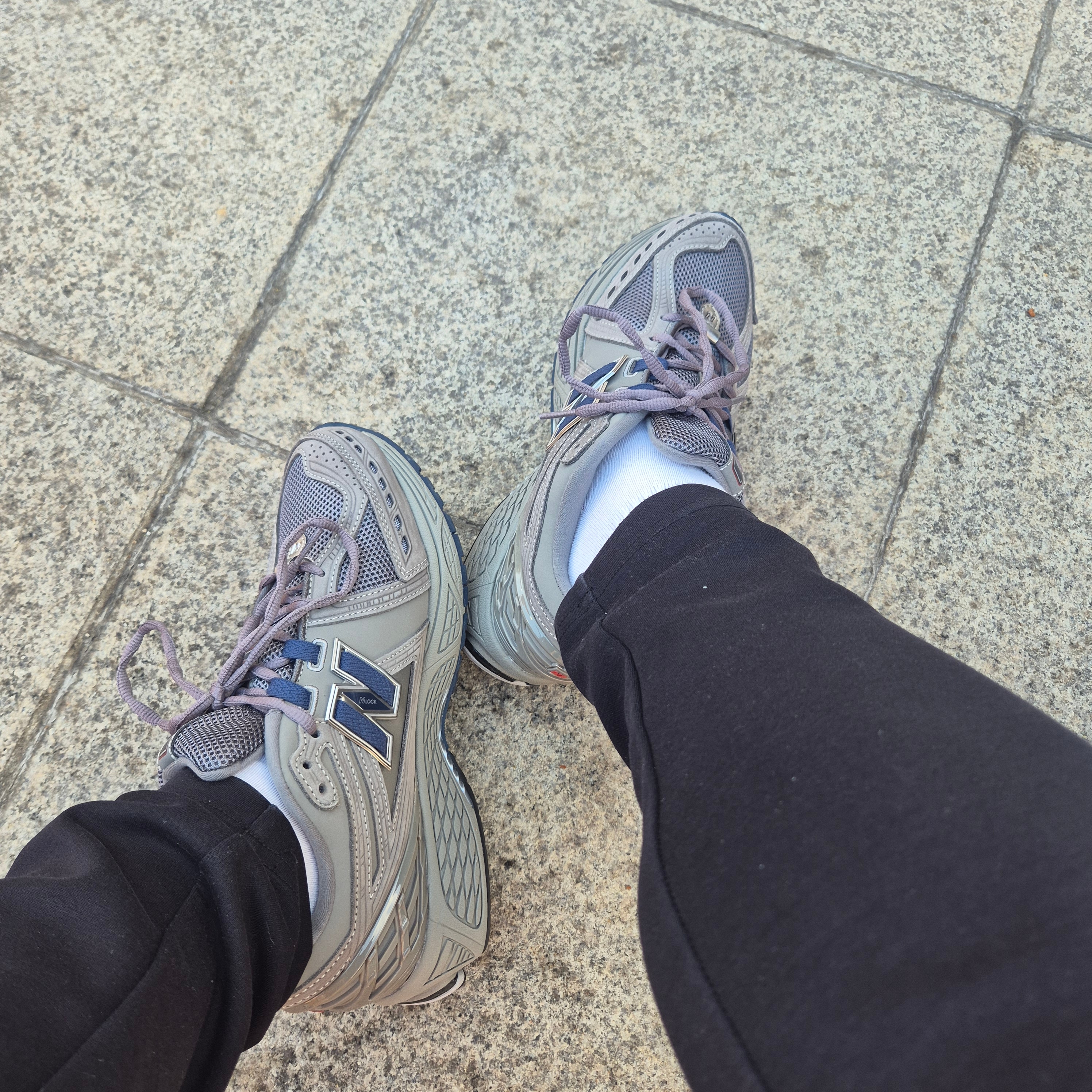 New Balance 1906R Charcoal Grey 착용 스타일 - 1