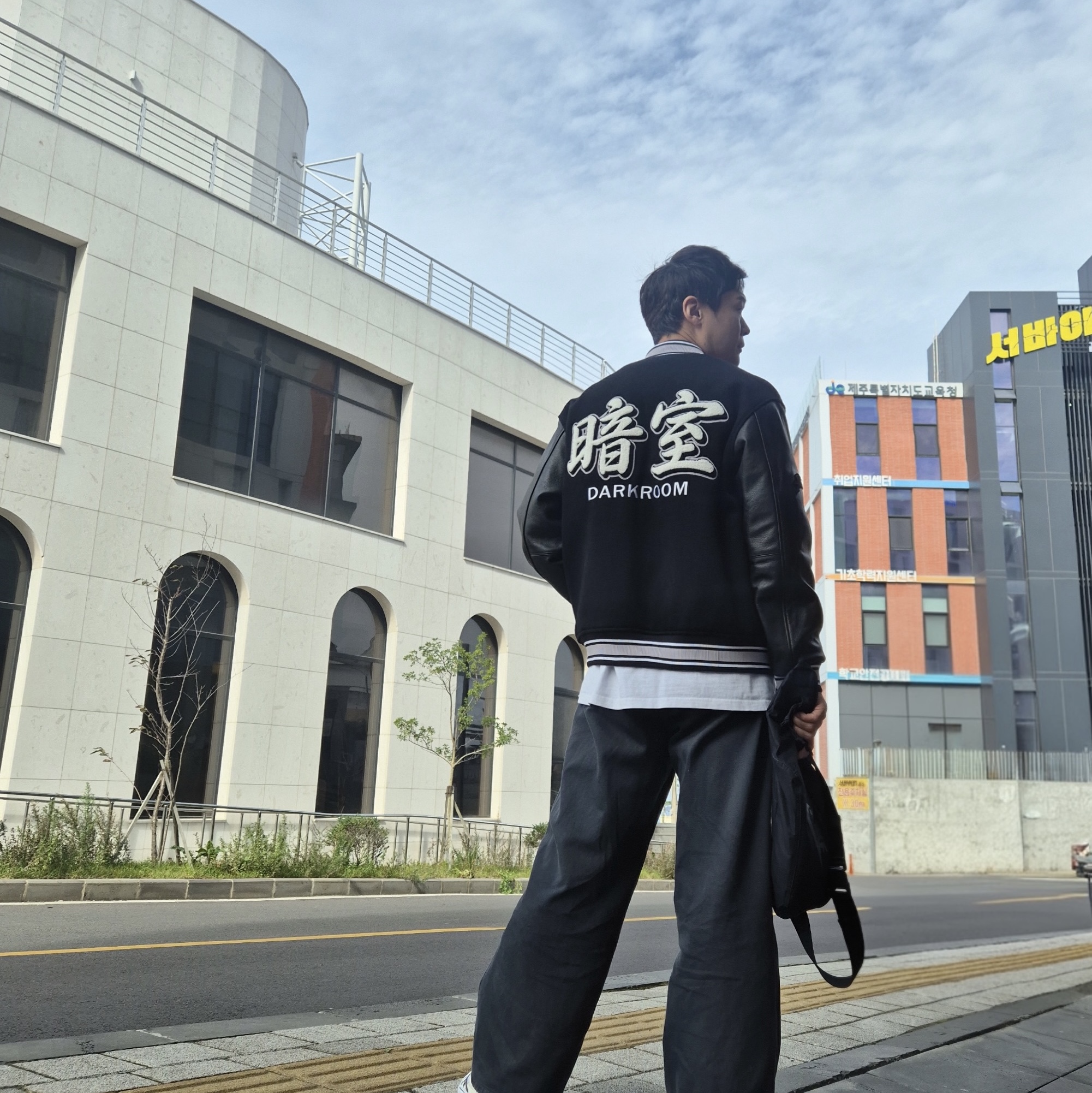 Darkr8m Studio Basic Logo Varsity Jacket 착용 스타일 - 2