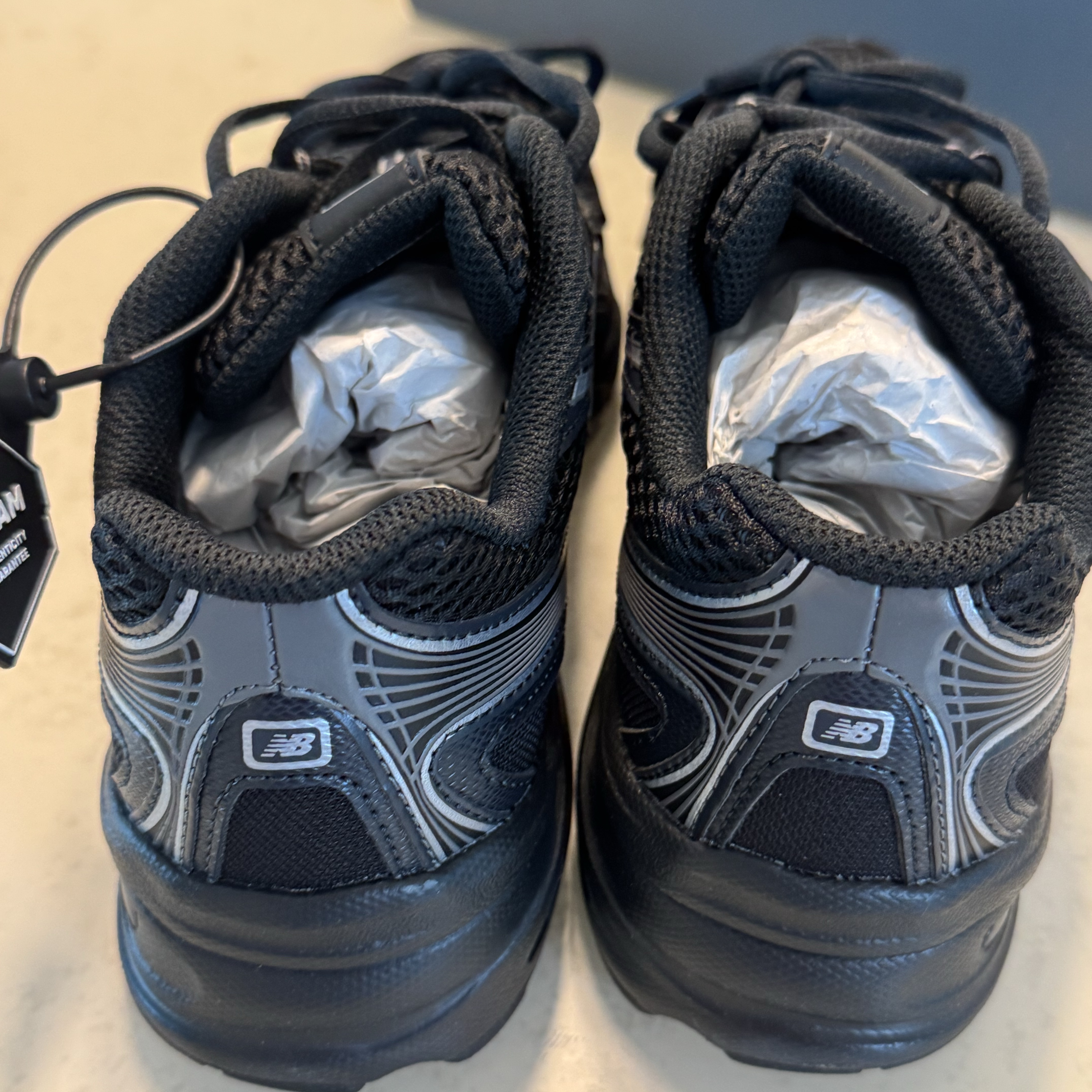 New Balance 740v2 Black Silver Metallic 착용 스타일 - 3