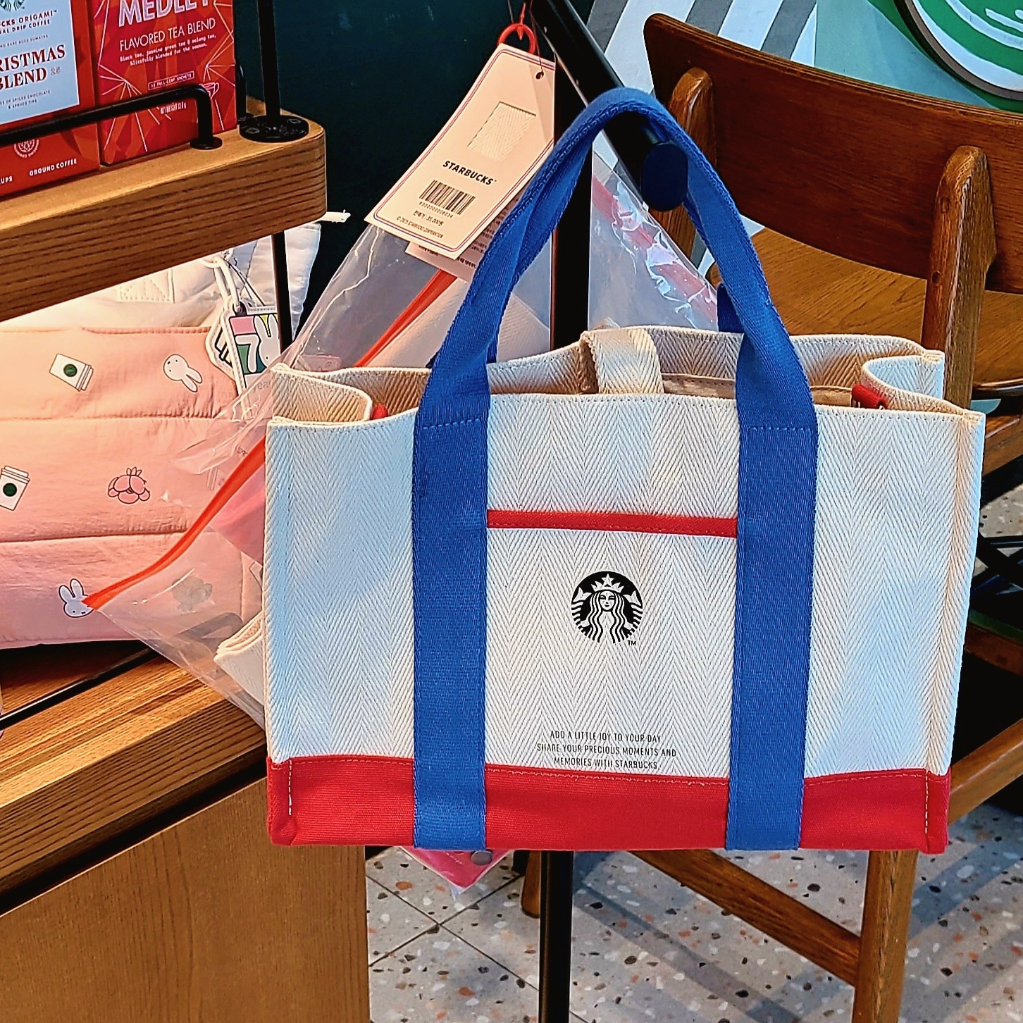 Starbucks x Where's Wally Joyful Tote Bag White 착용 스타일 - 1