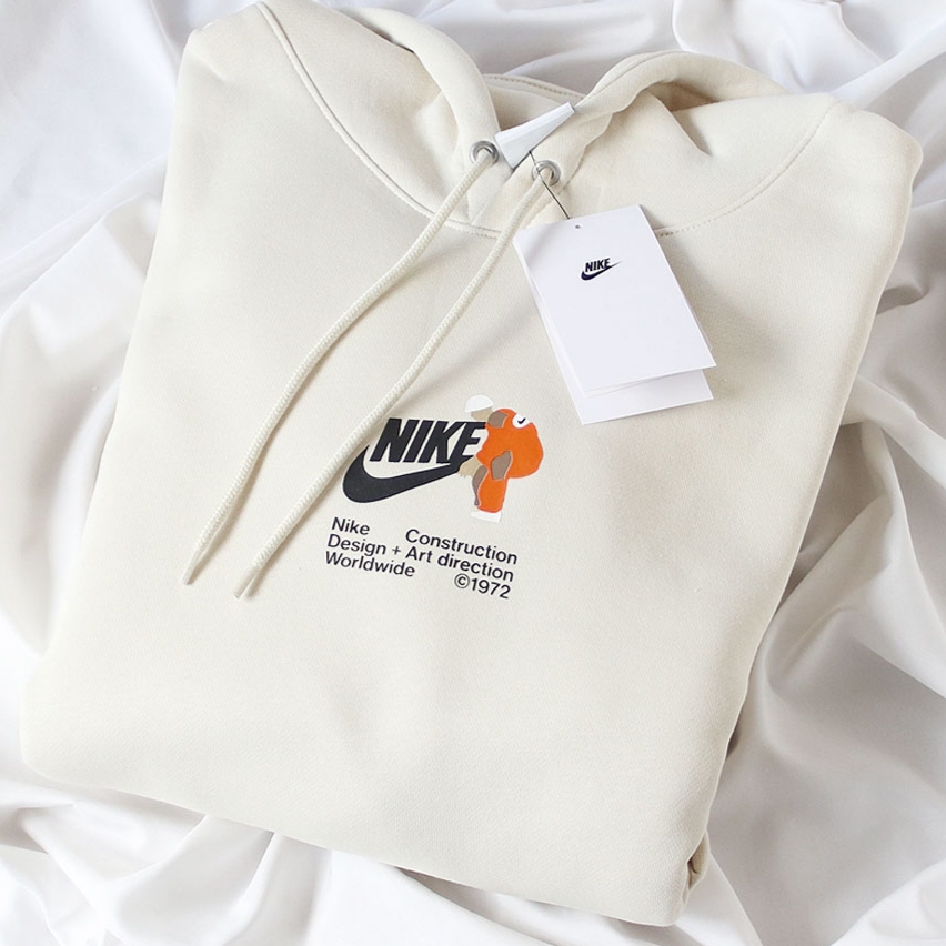 Nike Club Fleece Pullover Hoodie Light Khaki 착용 스타일 - 1