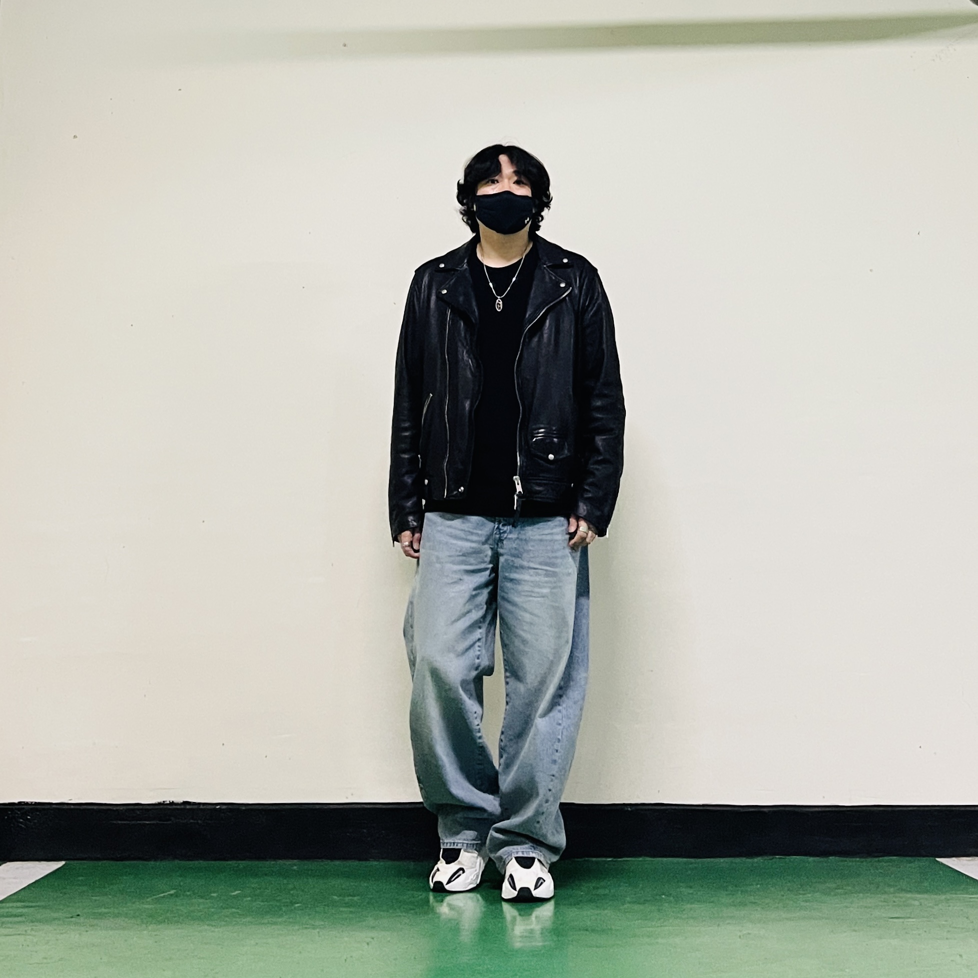 Adidas Yeezy Boost 700 MNVN Analog, Diesel Dx1421 Two-Tone Stainless Steel Pendant Necklace Silver 착용 스타일 - 2