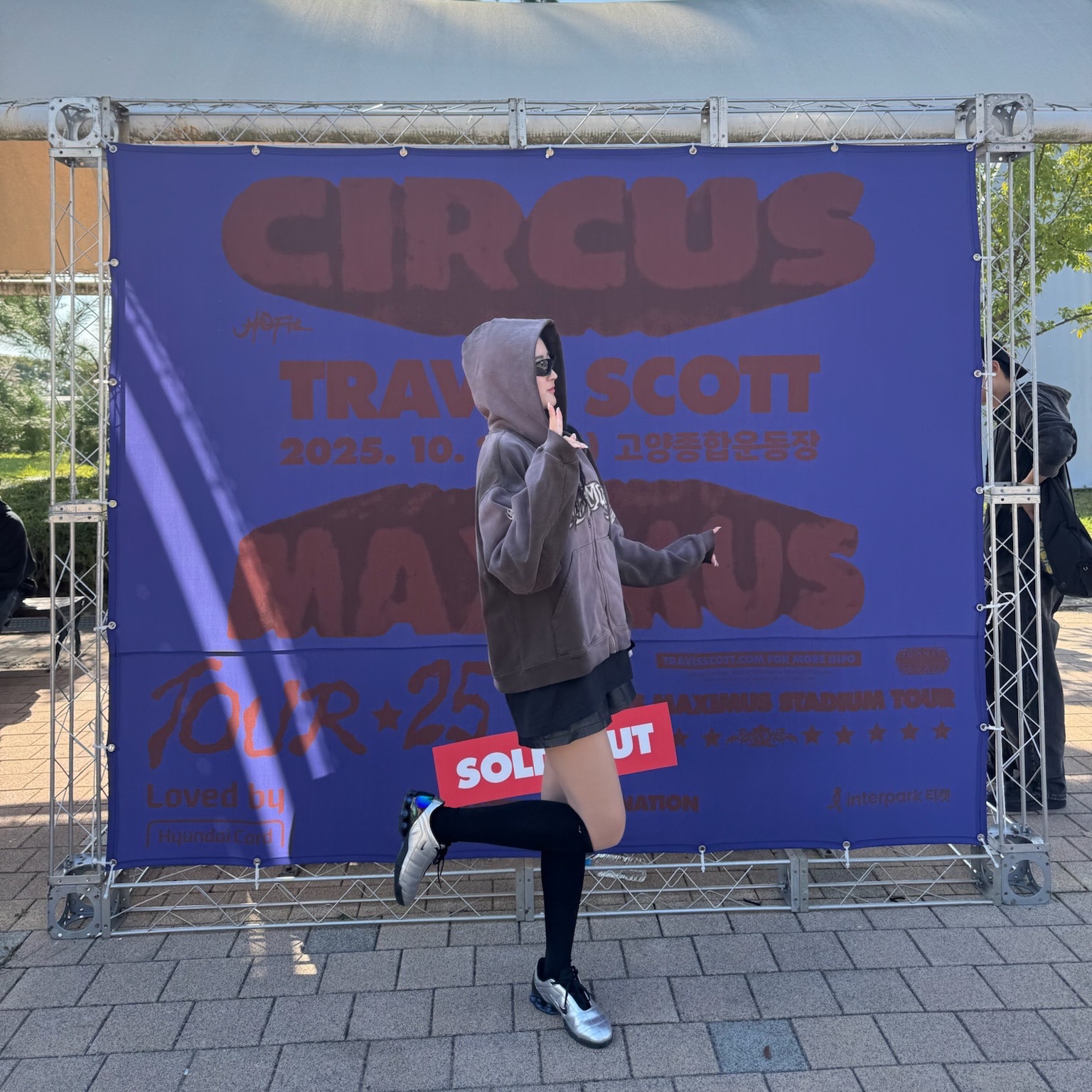 Travis Scott Circus Maximus Stadium Tour 25 Zip Hoodie 착용 스타일 - 2