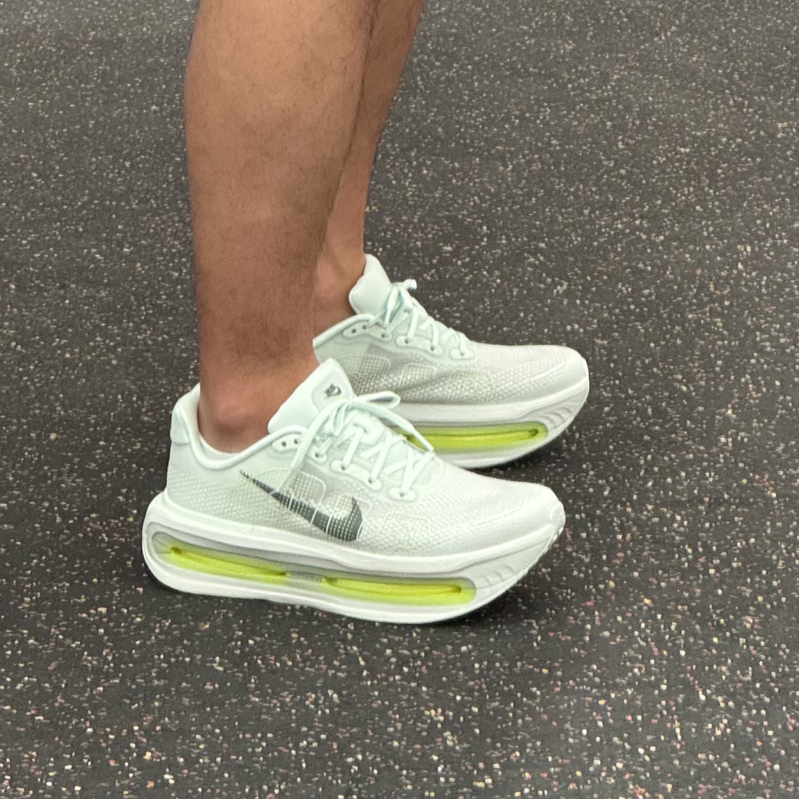 Nike Vomero Premium  Barely Green Clay Green 착용 스타일