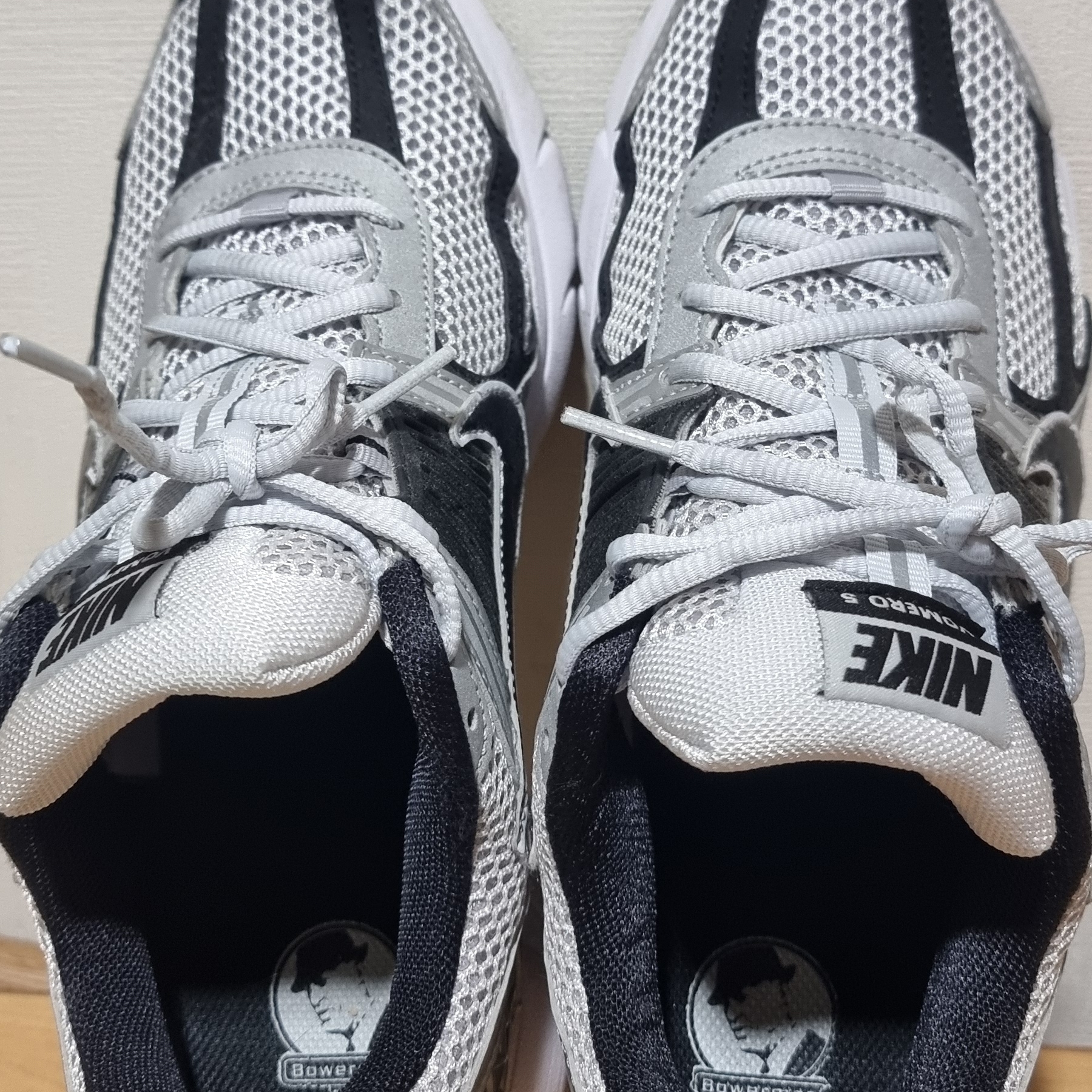 Nike Zoom Vomero 5 Metallic Silver Black 착용 스타일 - 3