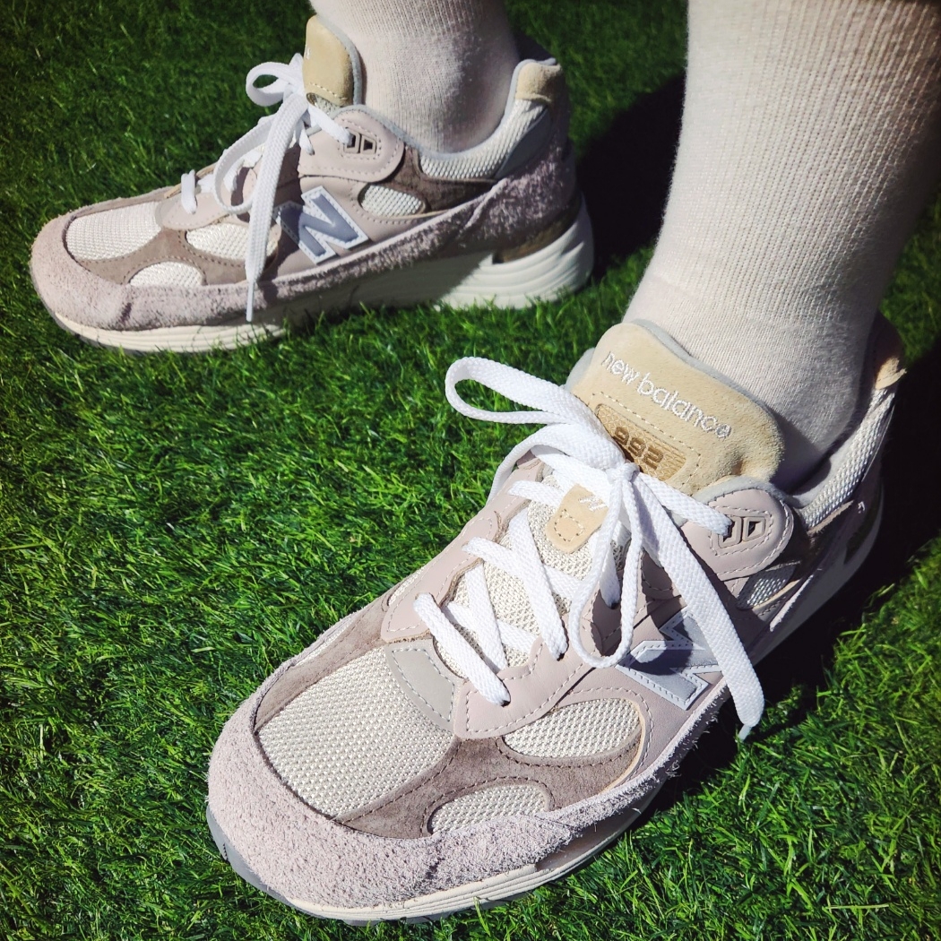 New Balance 992 Made in USA Moonrock Mushroom 착용 스타일 - 5