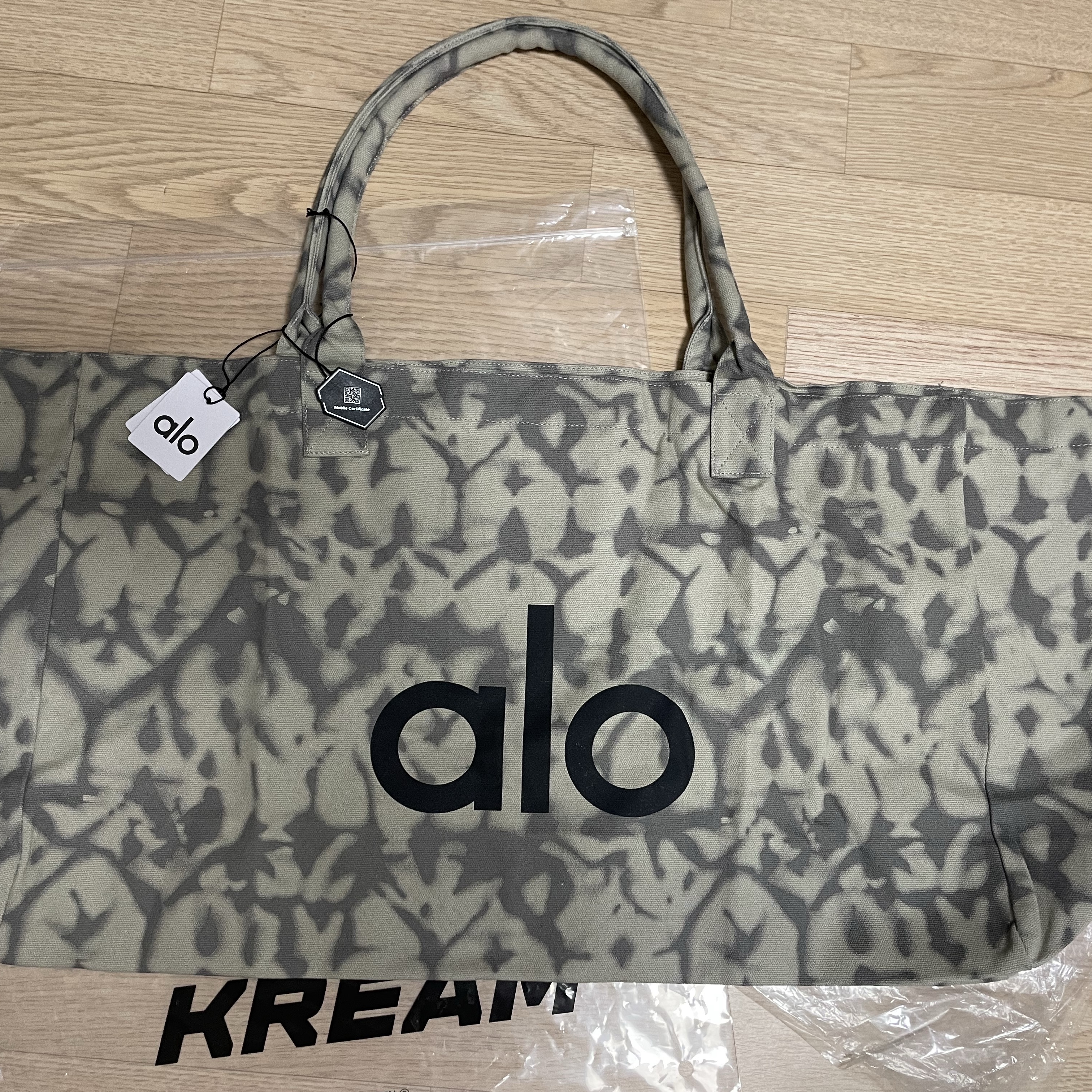 Alo Yoga Iconic Shopper Tote Bag Grey Tiedye 착용 스타일 - 3