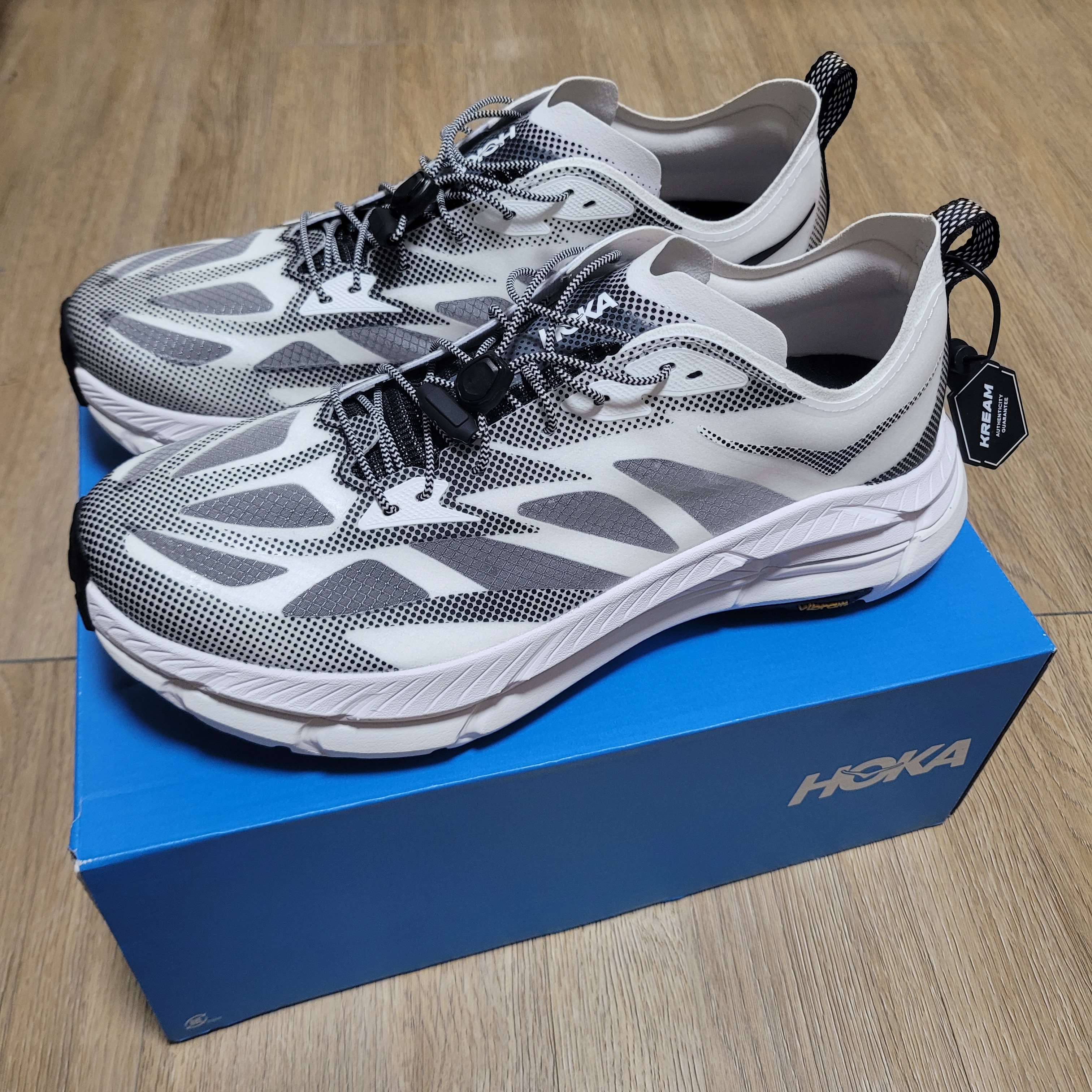 Hoka Mafate Speed 4 Lite White Black 착용 스타일
