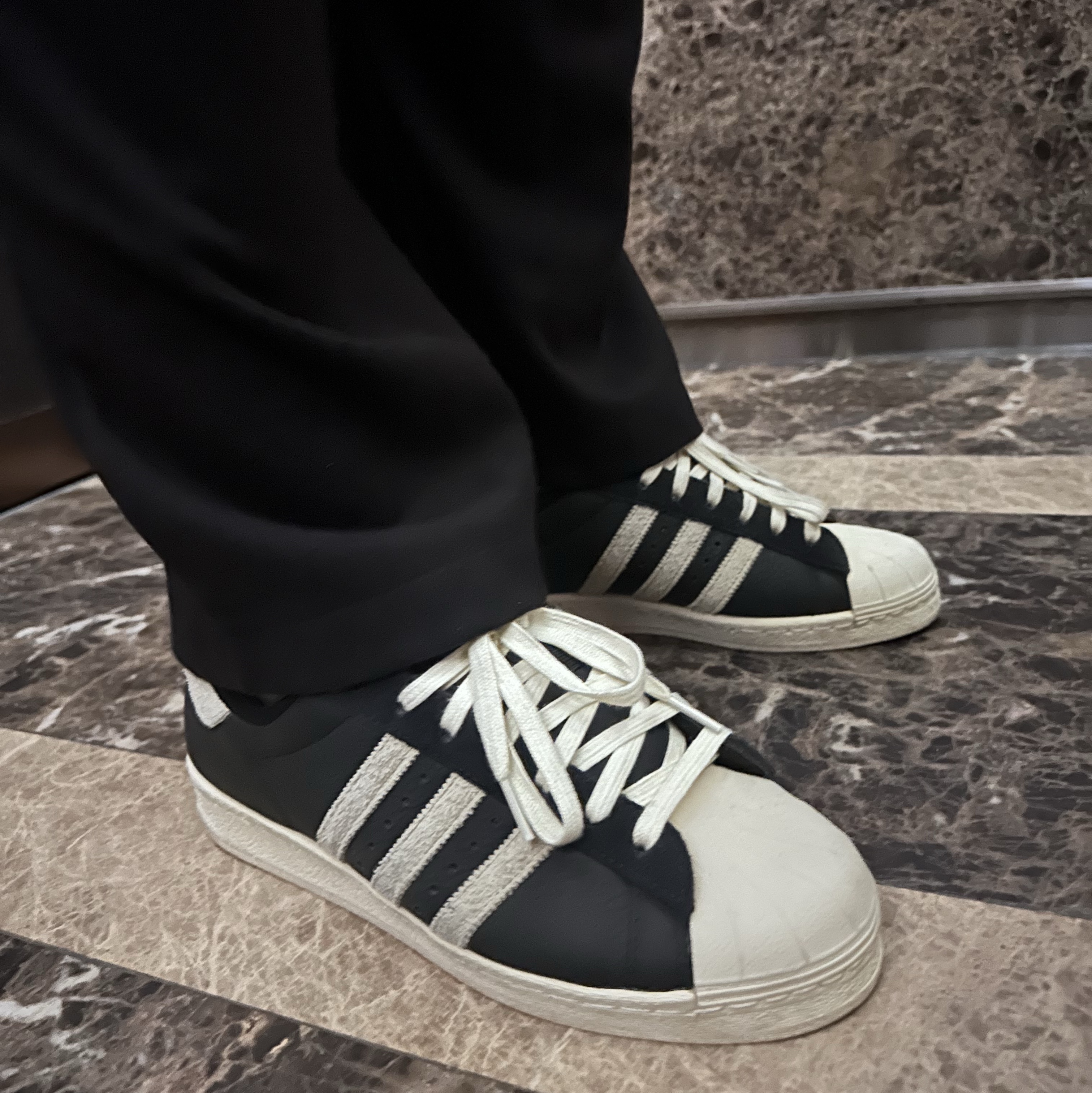 Adidas Superstar 82 Black White 착용 스타일 - 2