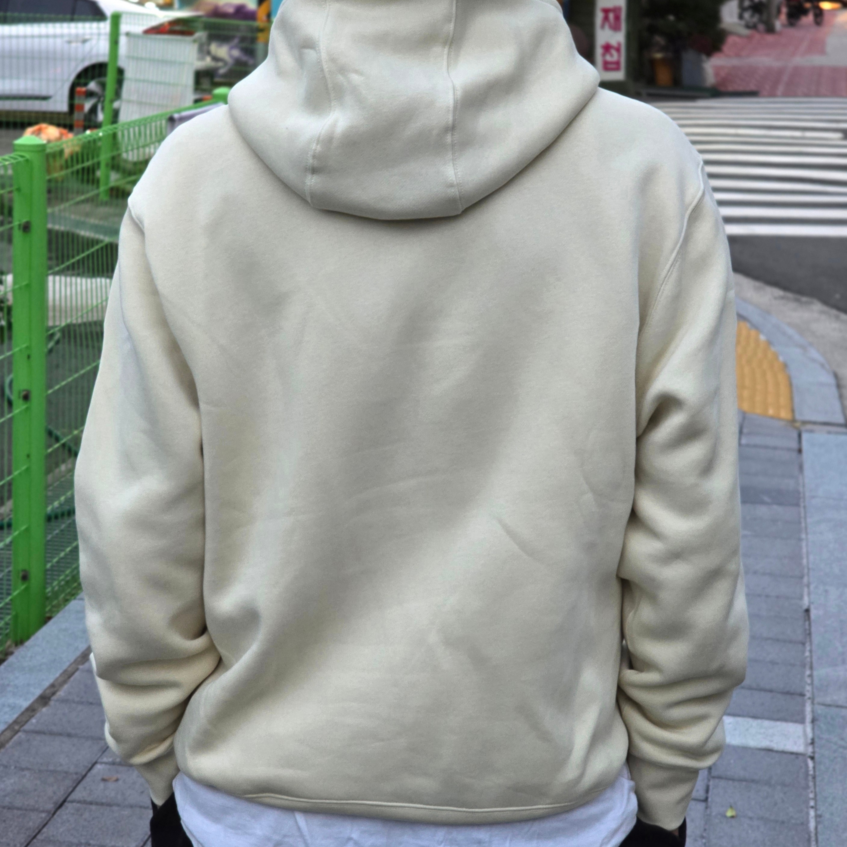Nike Club Fleece Pullover Hoodie Light Khaki 착용 스타일 - 2