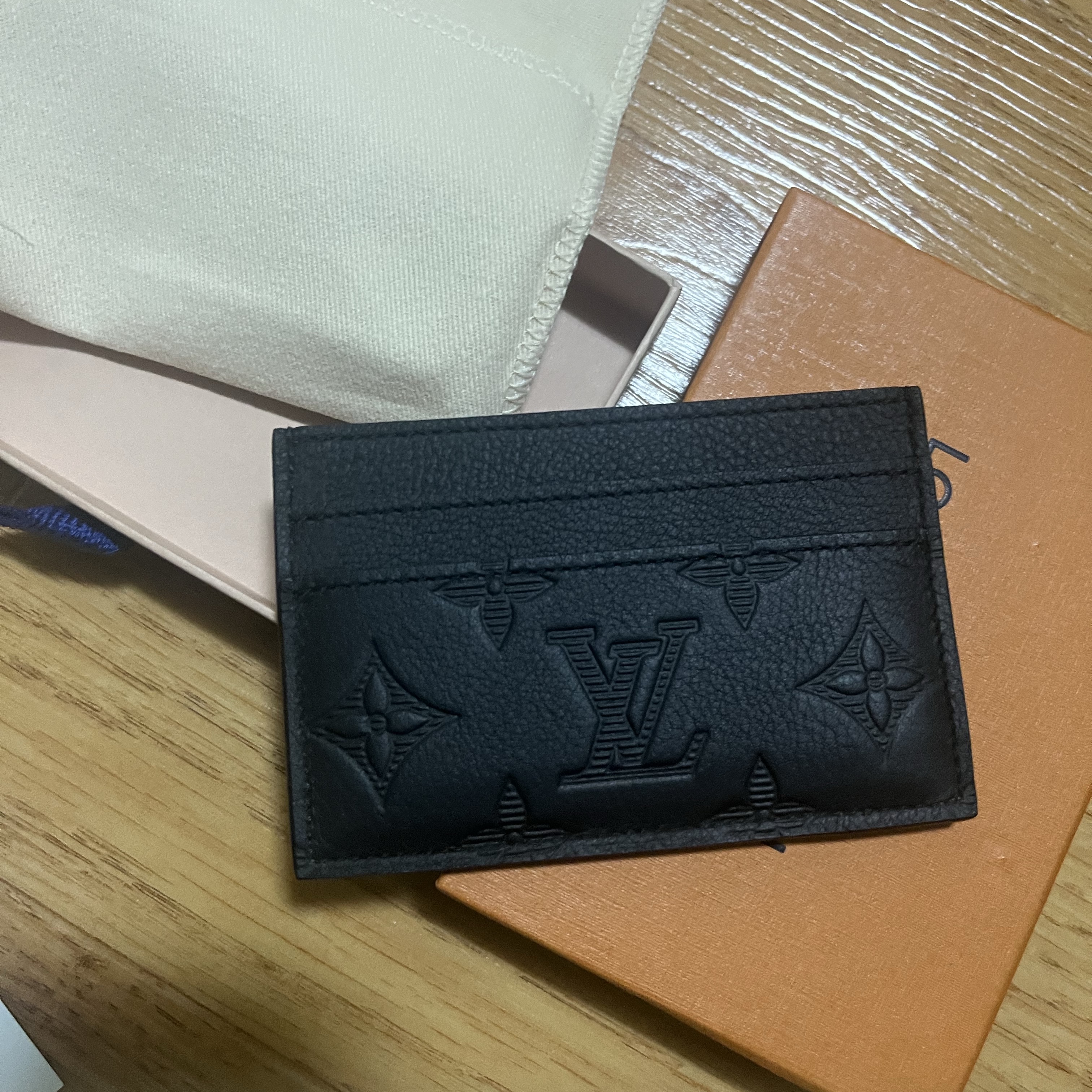 Louis Vuitton Porte Cartes Double Card Holder Black 착용 스타일