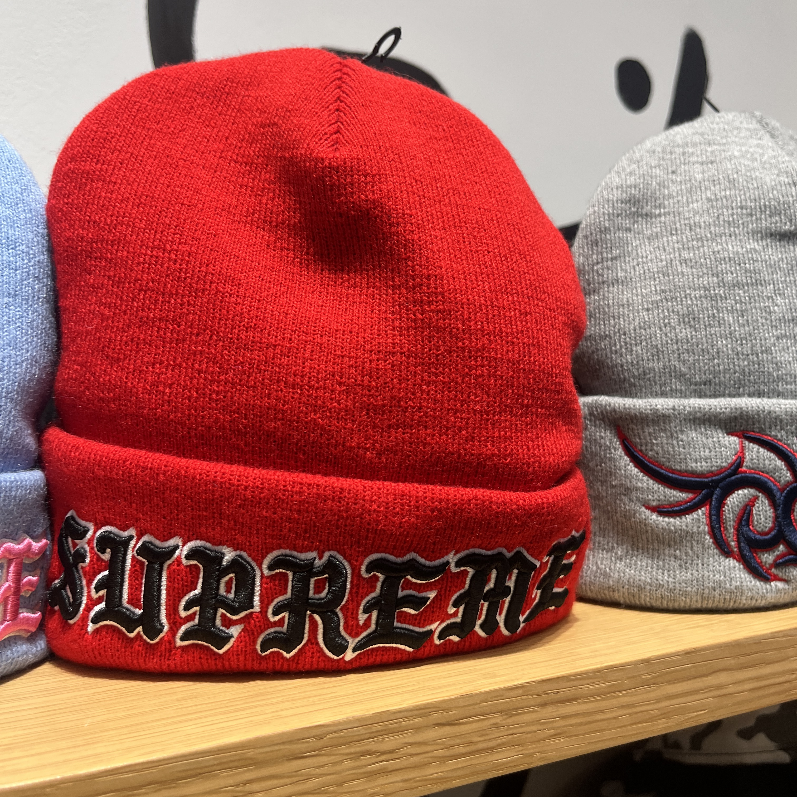 Supreme New Era Old English Beanie Red - 25FW 착용 스타일