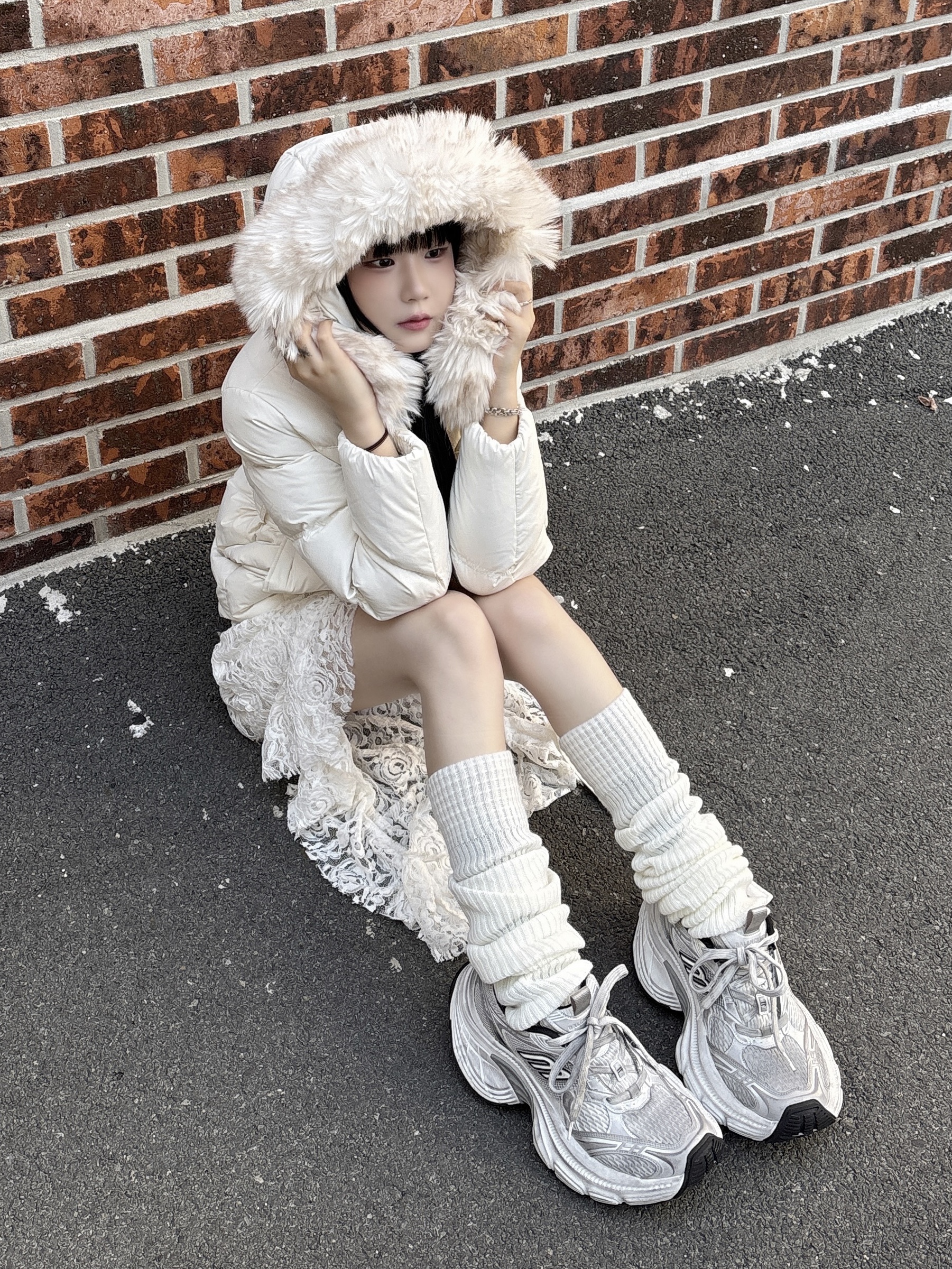 Balenciaga 10XL Sneakers White Grey Silver Black 착용 스타일 - 4