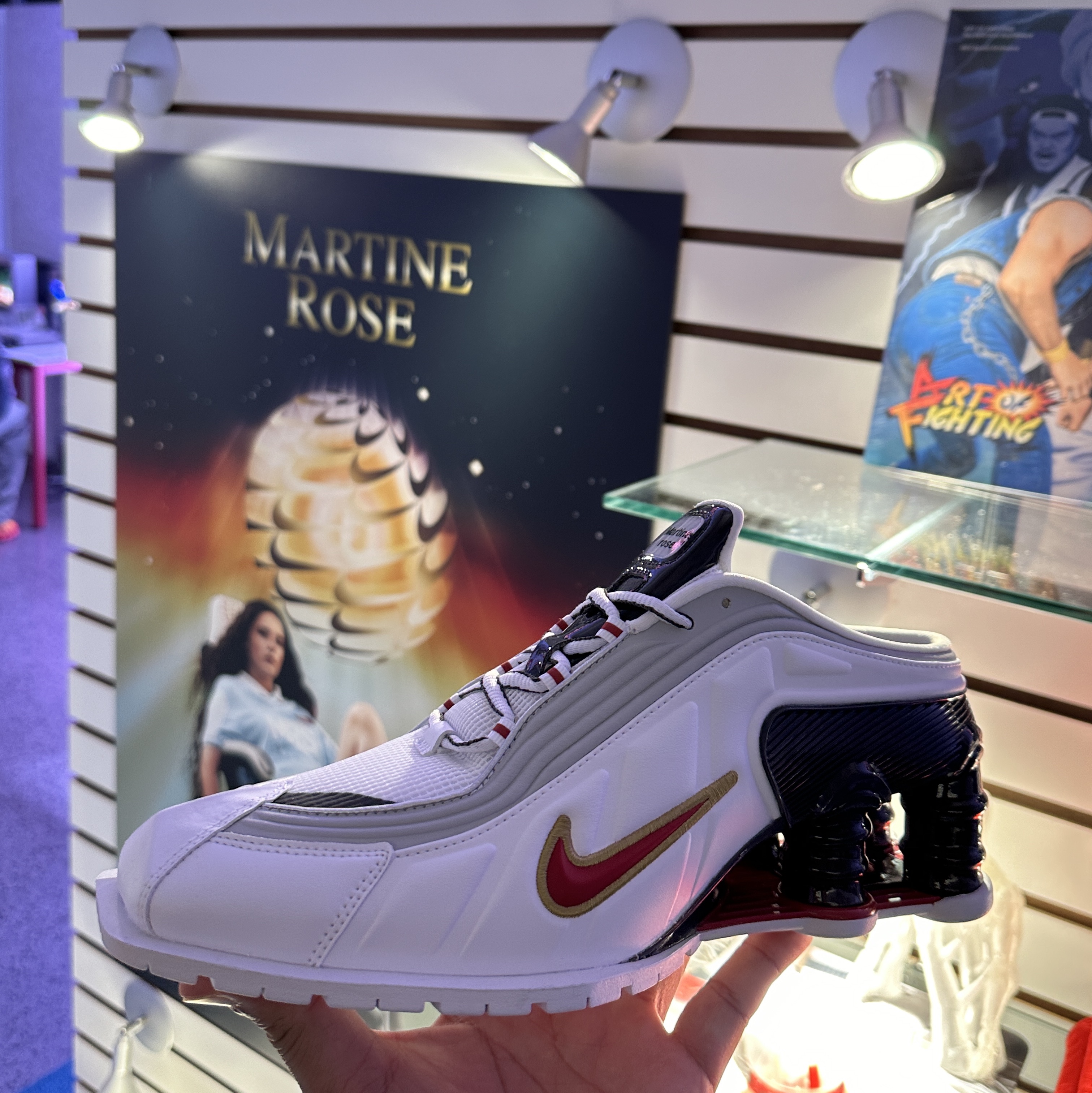 Nike x Martine Rose Shox MR4 White and Varsity Red 착용 스타일 - 3