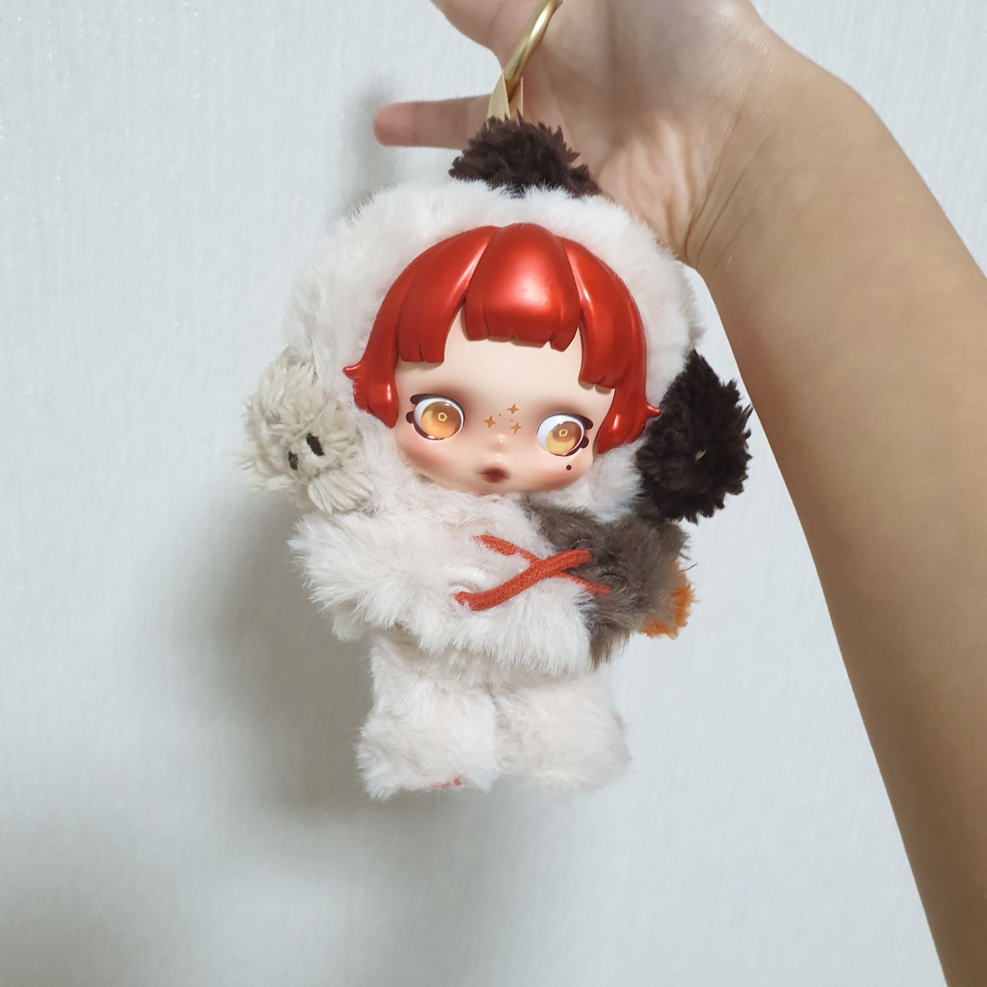 Pop Mart Skullpanda Winter Symphony Series Keyring Sealed Case (1 Blind Box) 착용 스타일