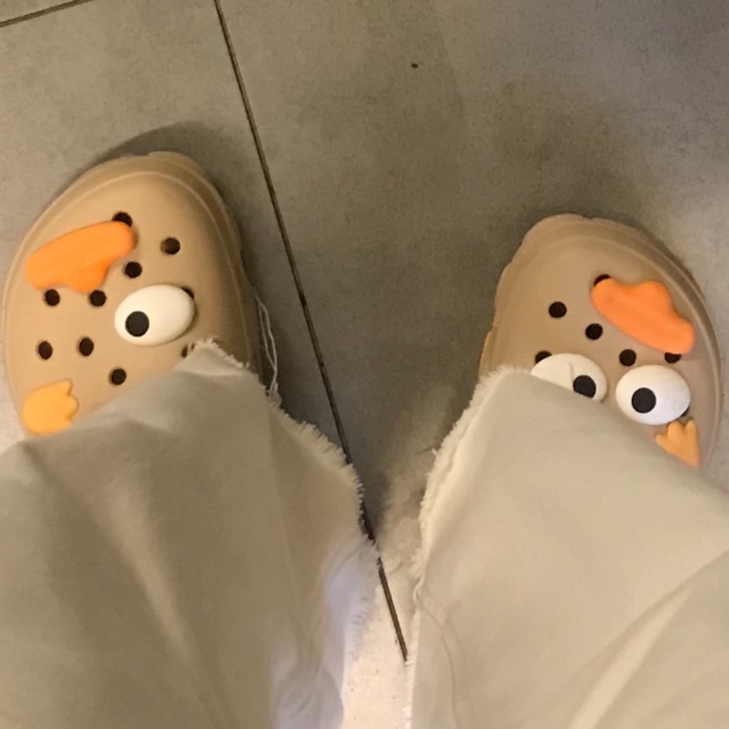 Crocs All Terrain Clog Chai Multi 착용 스타일