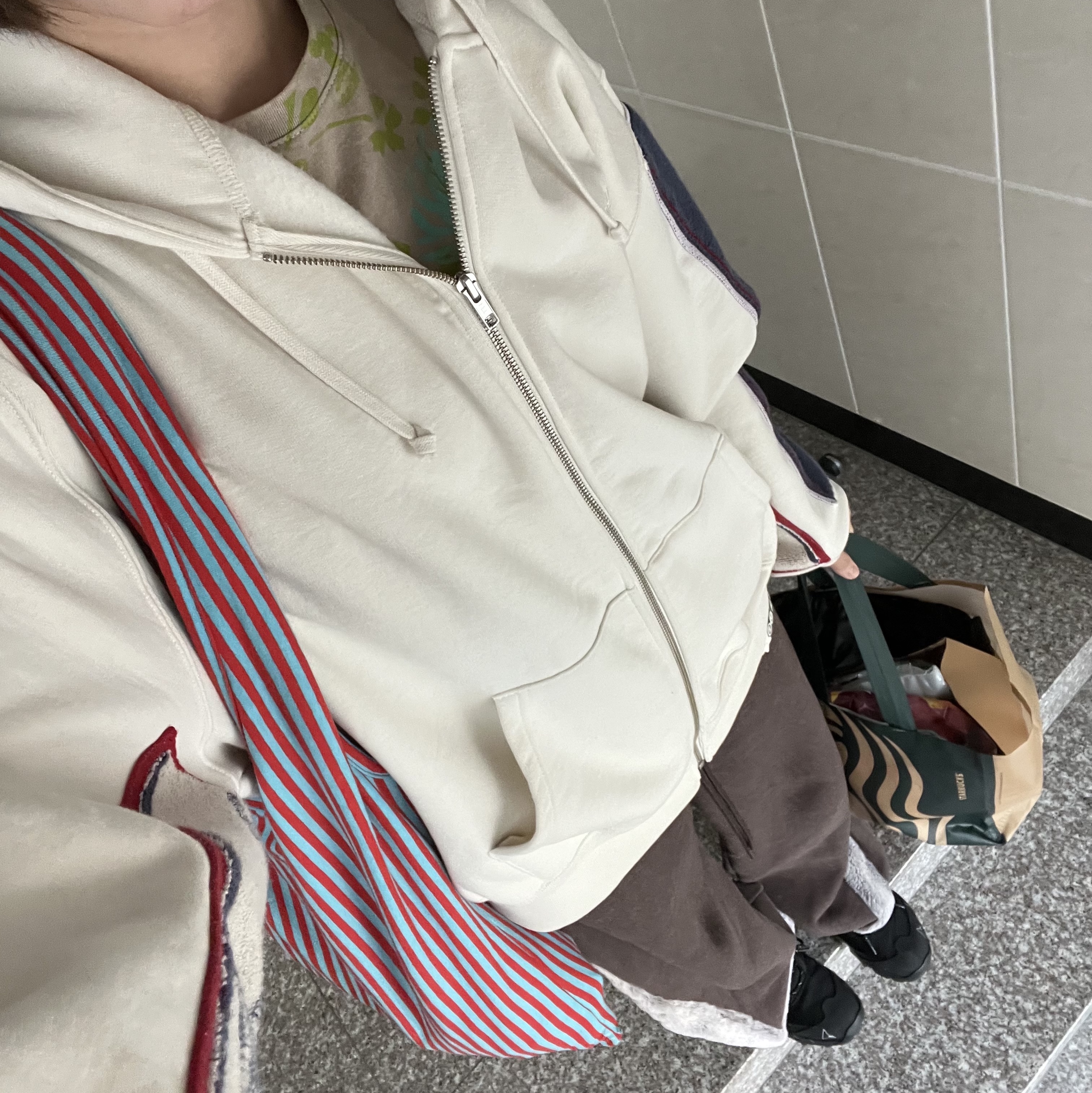 COYSEIO Wave Knit Cardigan Ivory, Dr. Martens 1461 Crazy Horse Dark Brown 착용 스타일 - 2