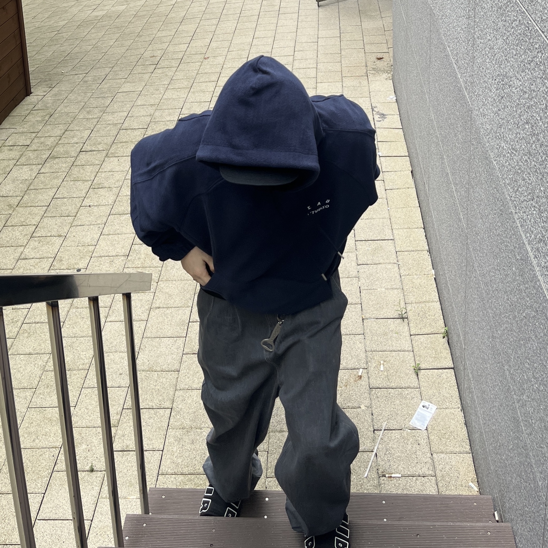 IAB Studio Herringbone Hoodie Navy White 착용 스타일