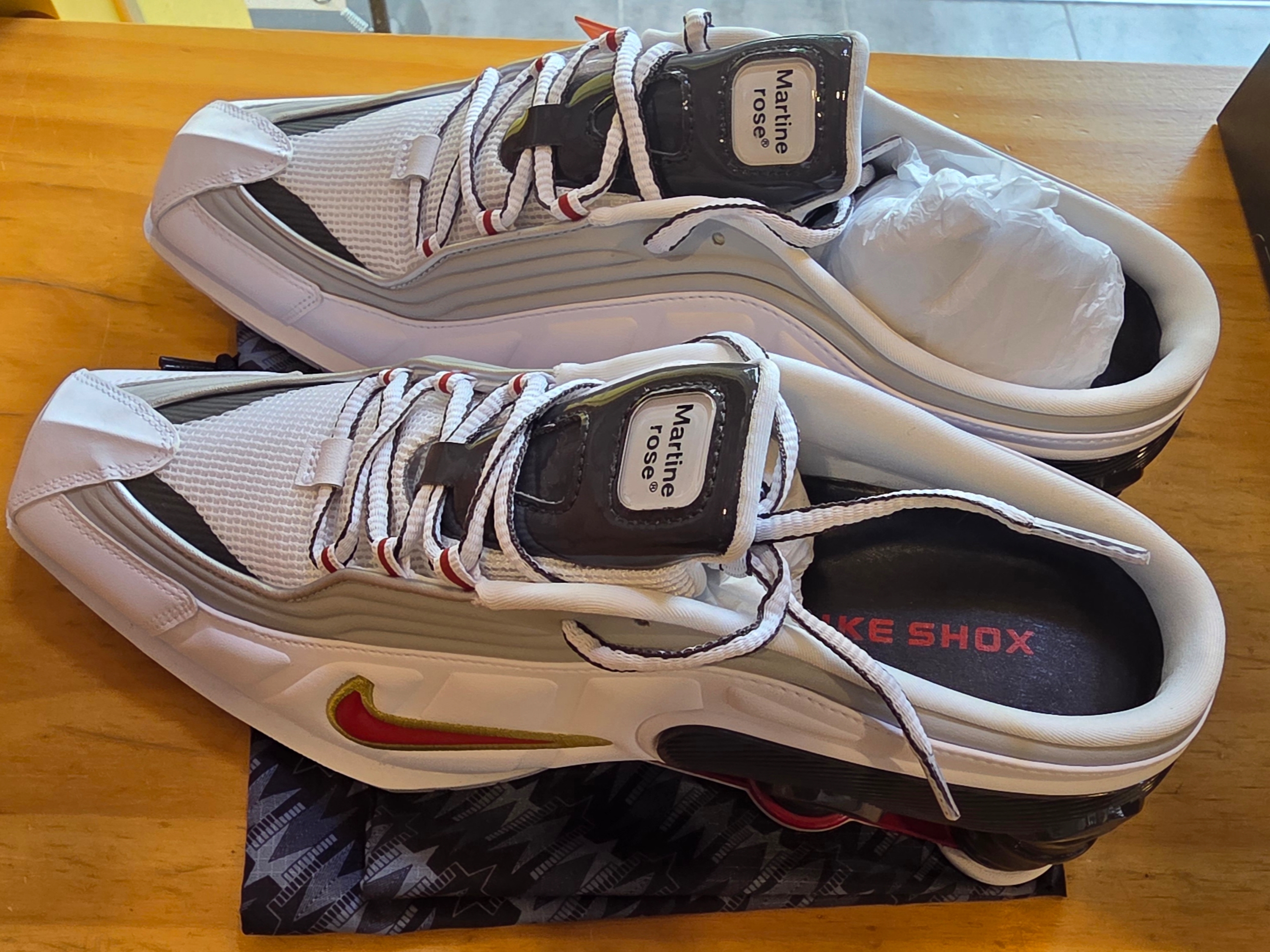 Nike x Martine Rose Shox MR4 White and Varsity Red 착용 스타일 - 2