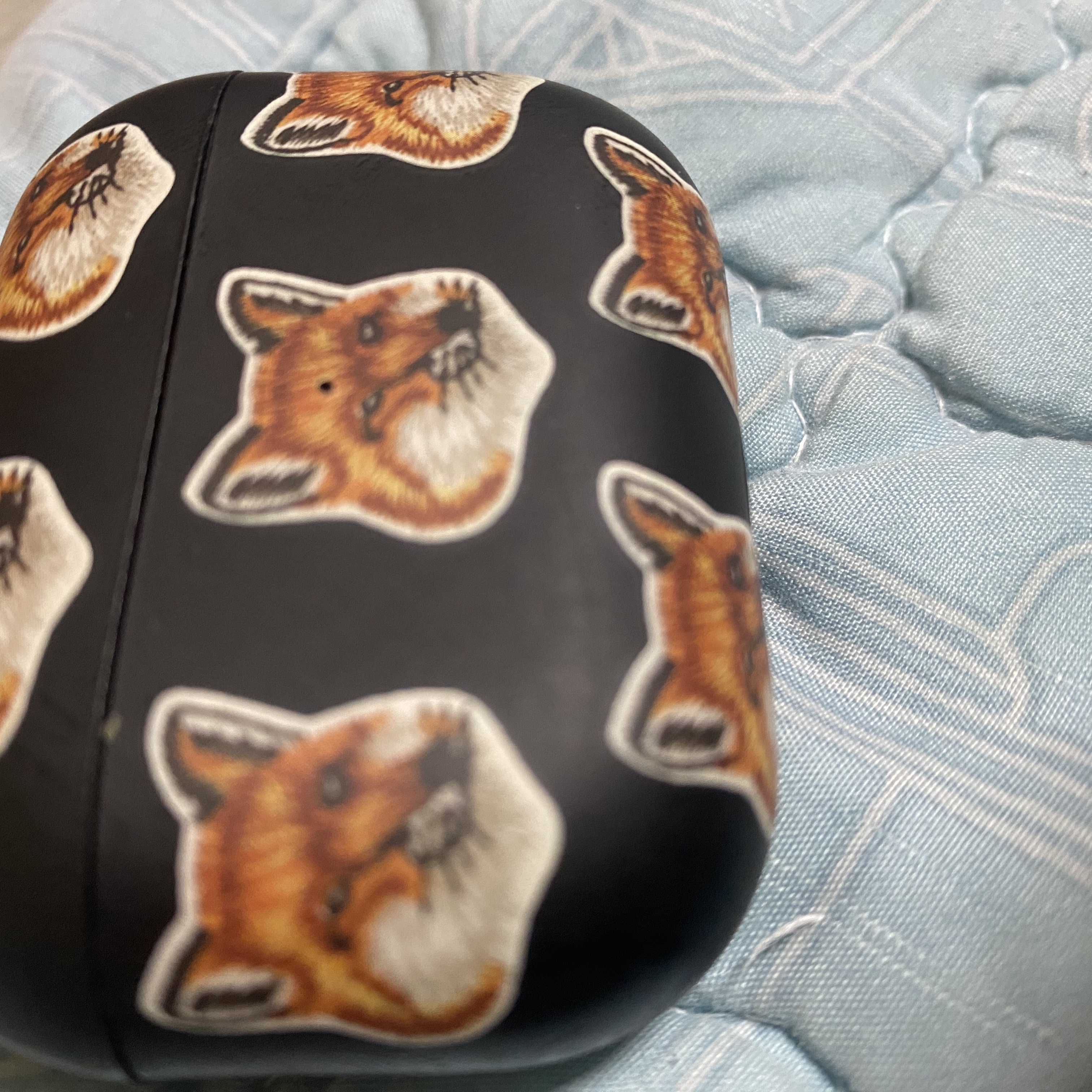 Maison Kitsune x Native Union All Over Fox Head Airpods Pro 2 Case Black 착용 스타일