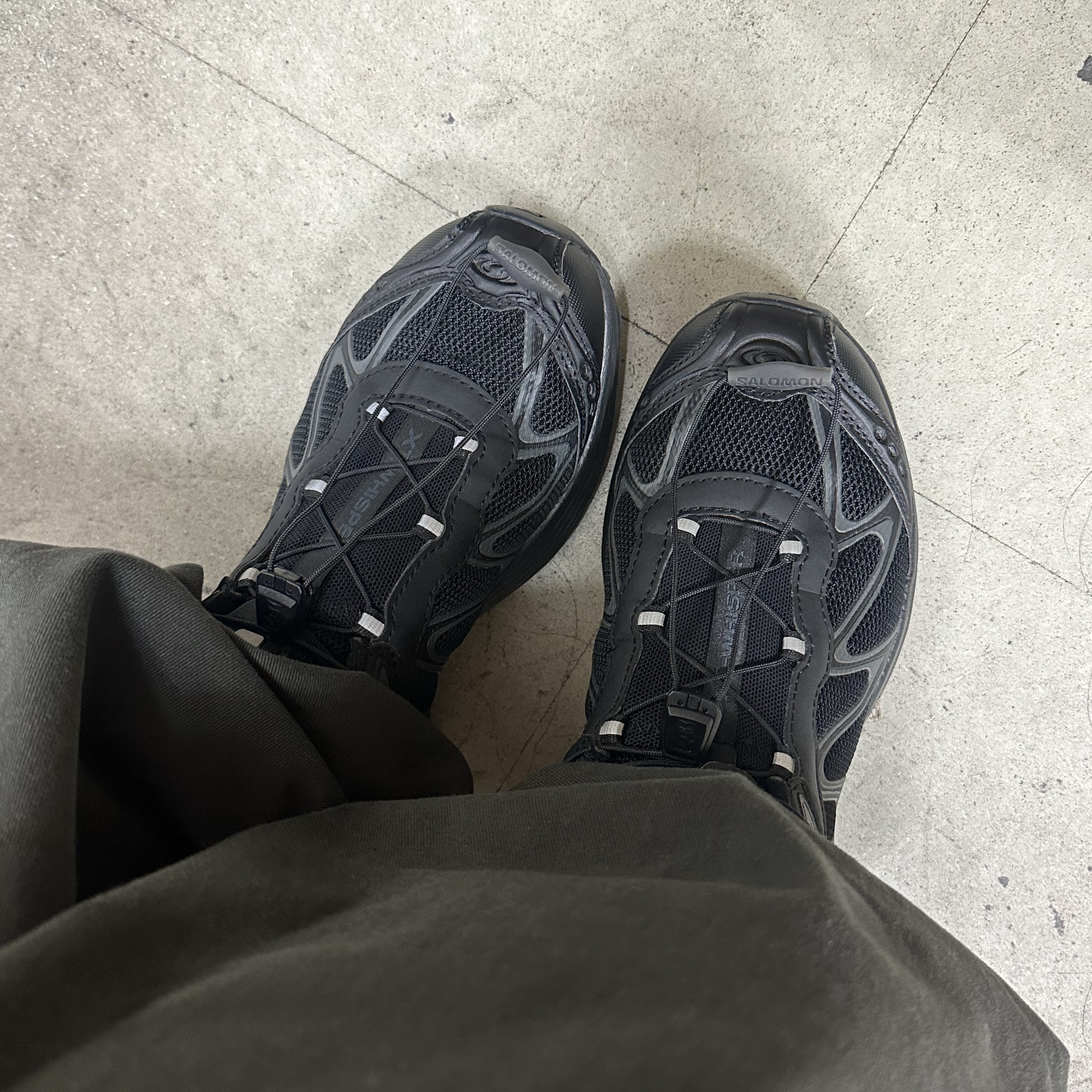 Salomon XT-Whisper Black Asphalt 착용 스타일