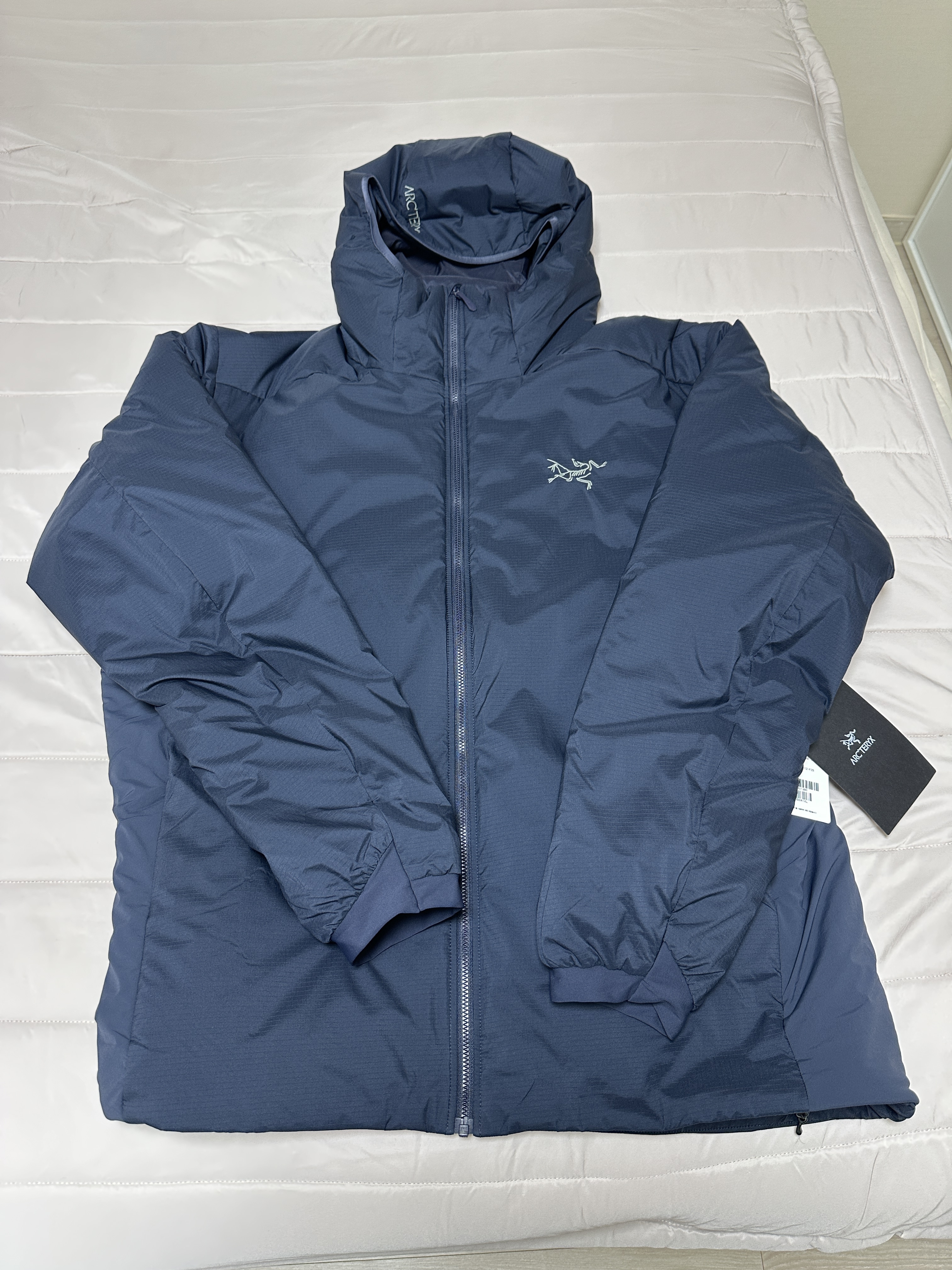 Arc'teryx Atom SV Hoody Black Sapphire 착용 스타일