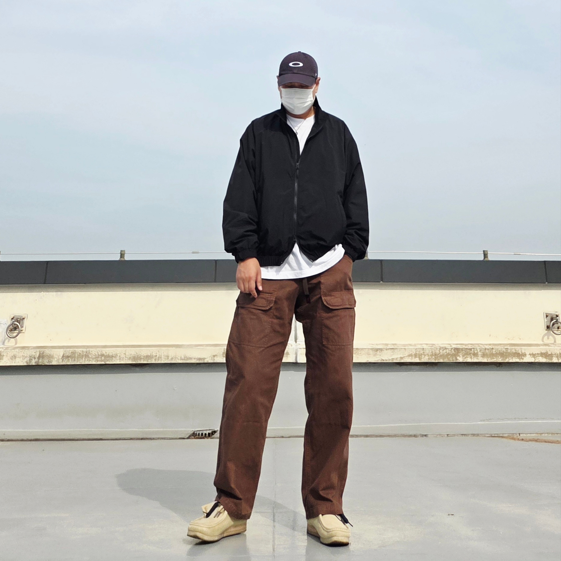 Oakley Remix Dad Hat Blackout, Clarks Wallabee Maple Suede 착용 스타일 - 1