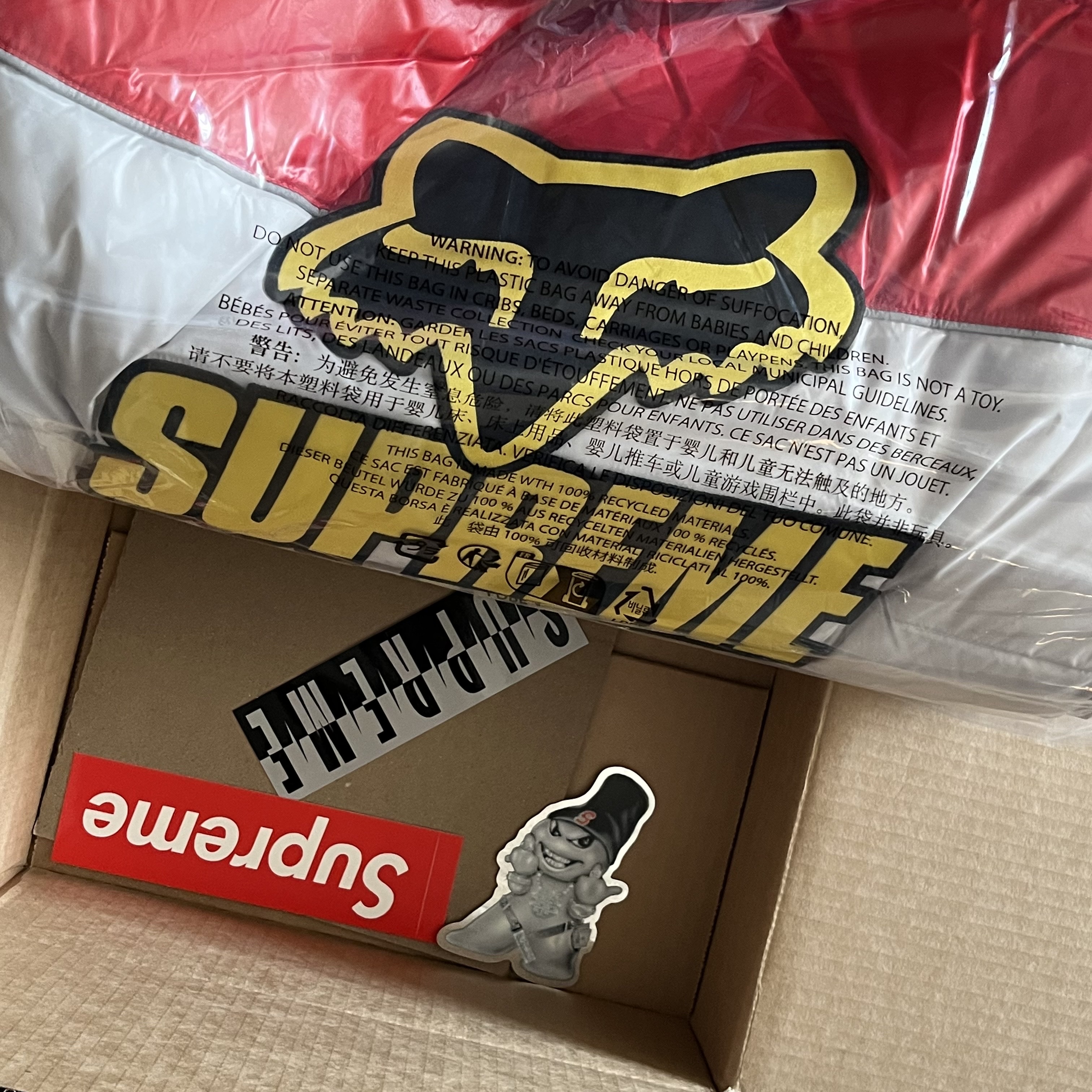 Supreme x Fox Racing Shiny Down Puffer Jacket White - 25FW 착용 스타일