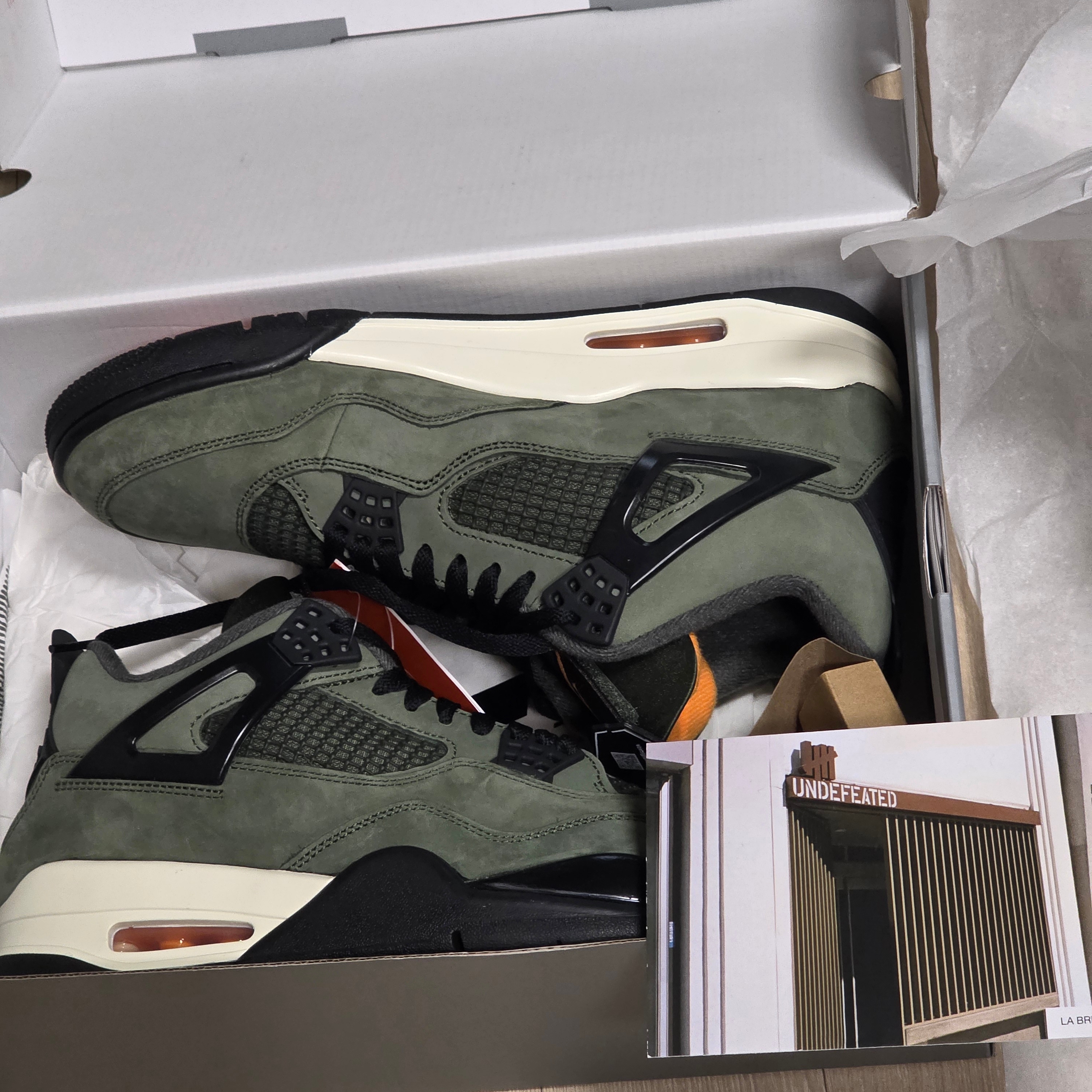 Jordan 4 x Undefeated Retro OG SP Deep Green and Clementine 착용 스타일