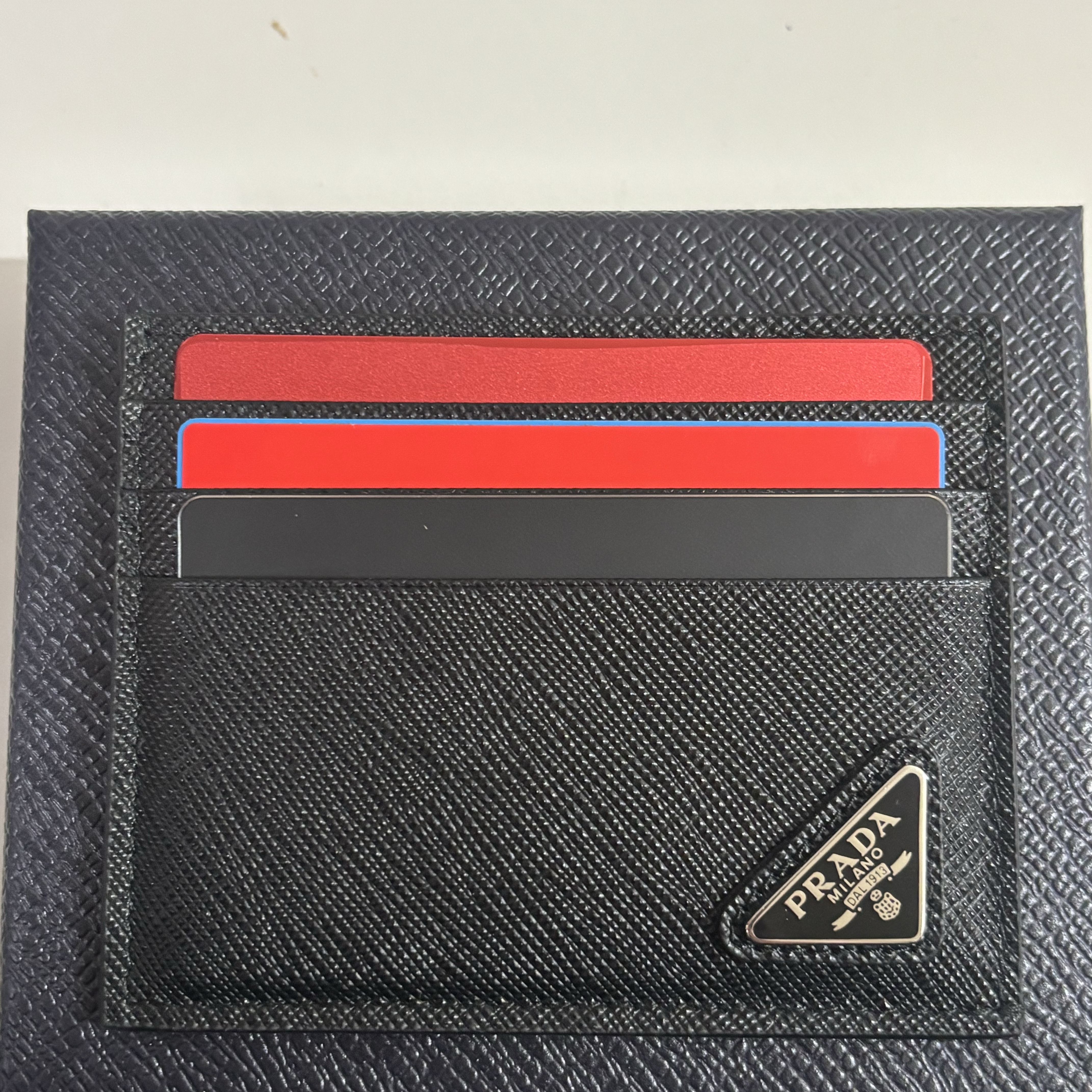 Prada Saffiano Leather Card Holder Black 착용 스타일 - 2