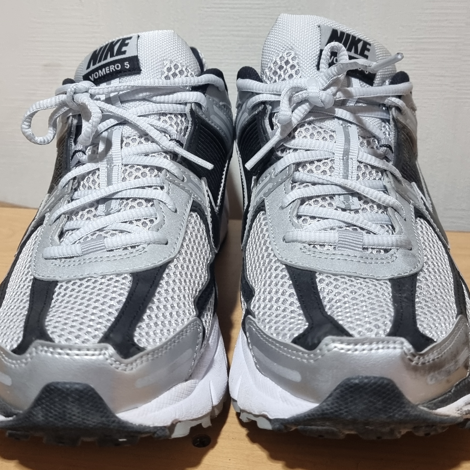 Nike Zoom Vomero 5 Metallic Silver Black 착용 스타일 - 1