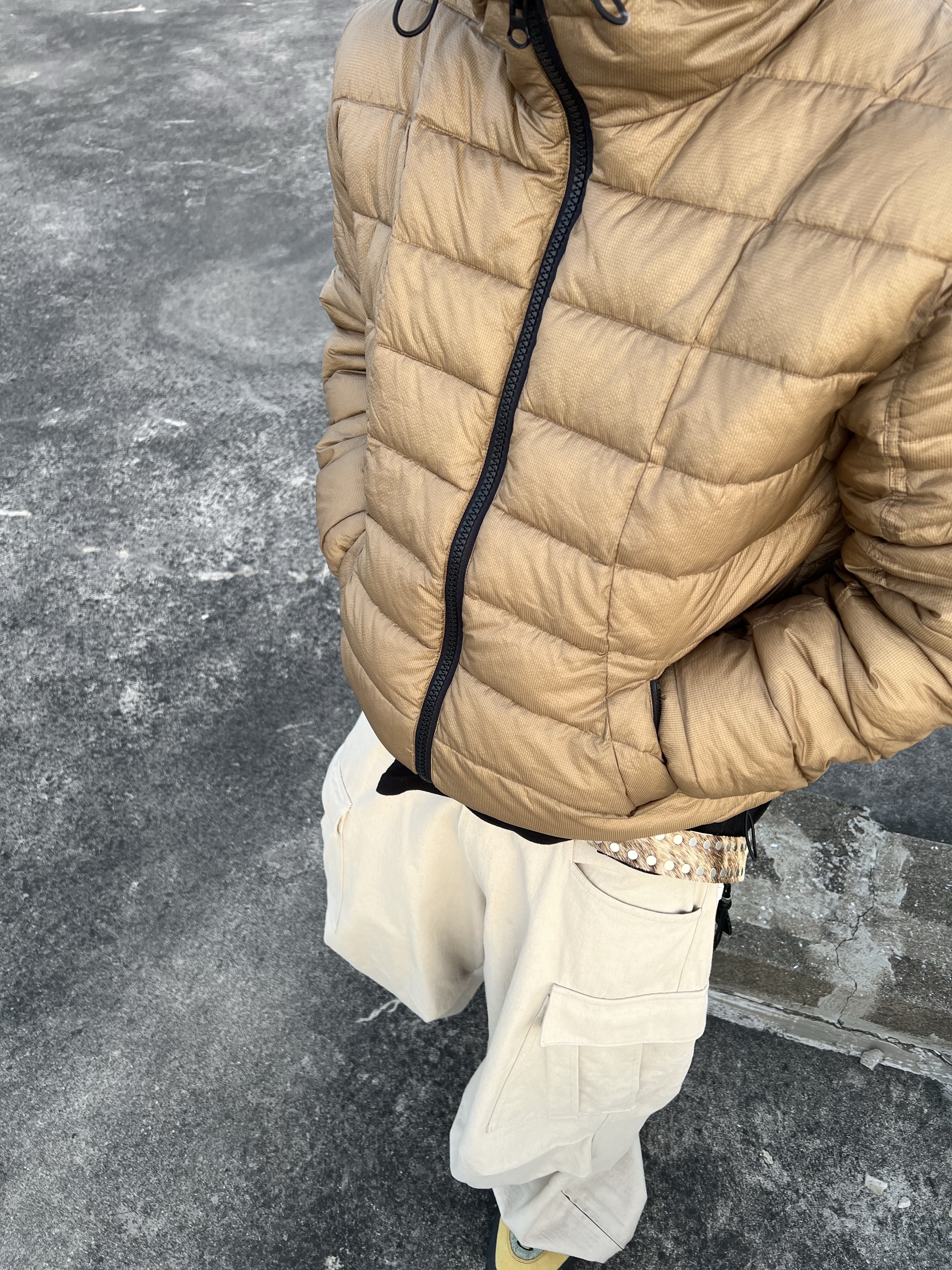Nonnod Side Zip Cargo Pants Beige, Oakley Factory Team Suede Flesh Edge Boots Yellow 착용 스타일 - 4