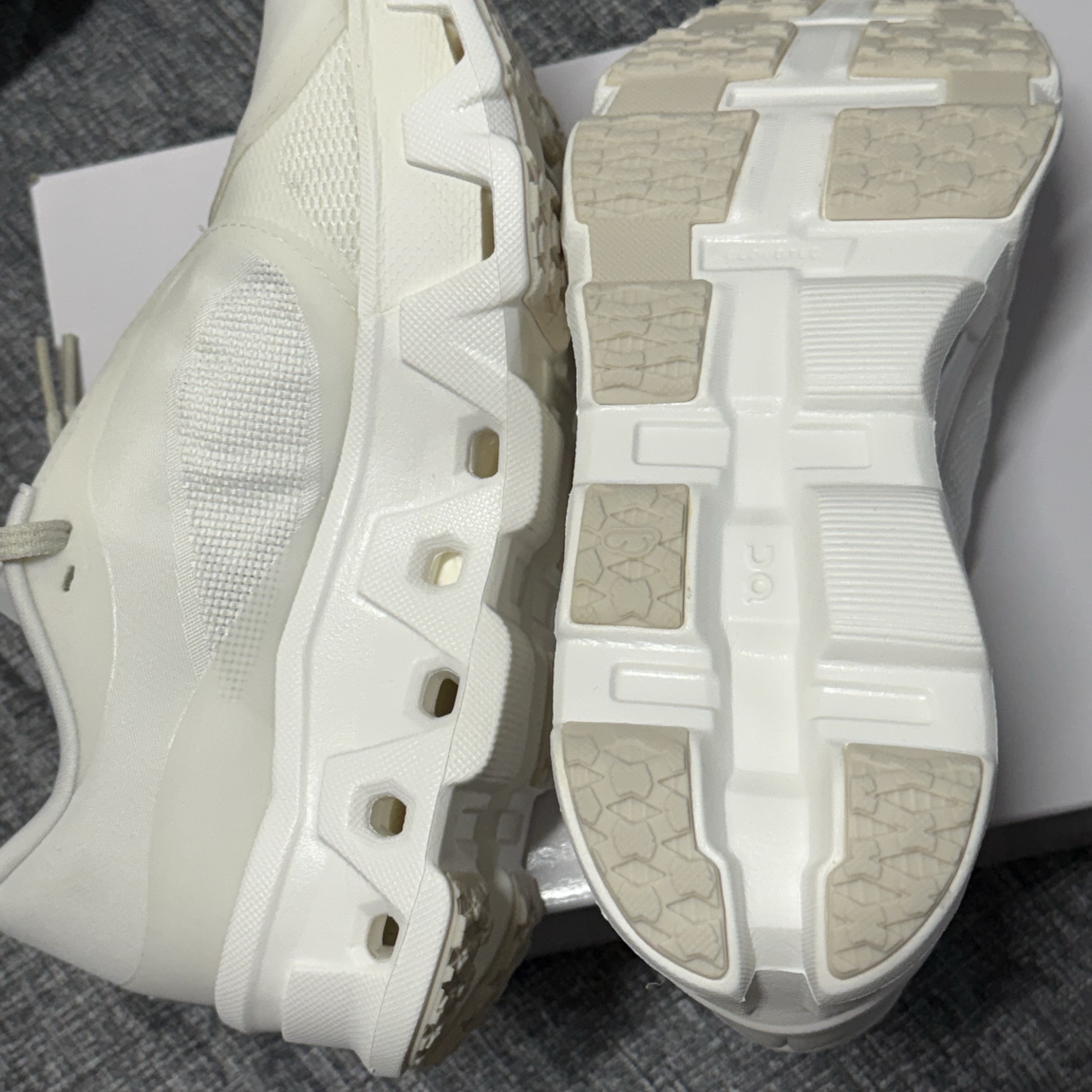 (W) On Running x Post Archive Faction (Paf) Cloudmonster Hyper White 착용 스타일 - 4