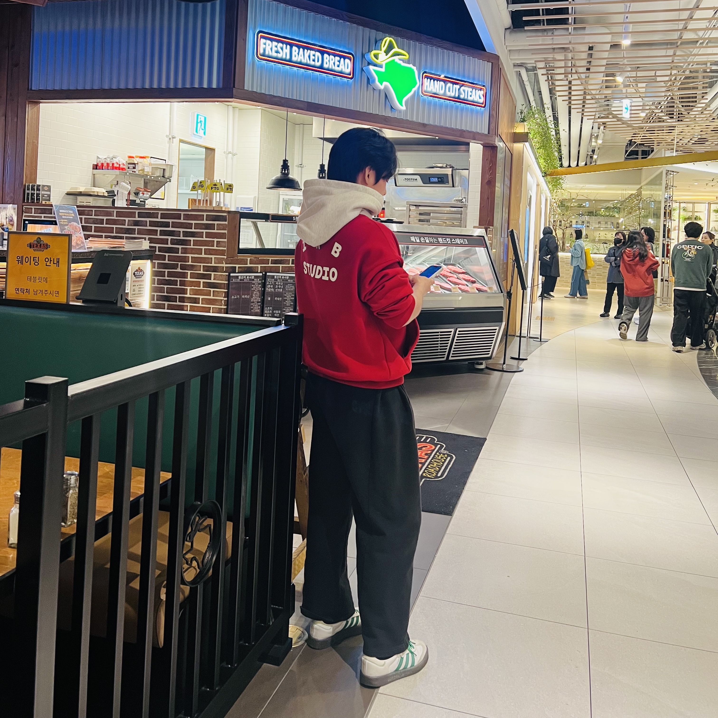 (W) Adidas Sambae Cloud White Green, IAB Studio 24 Christmas Hoodie Burgundy Oatmeal 착용 스타일