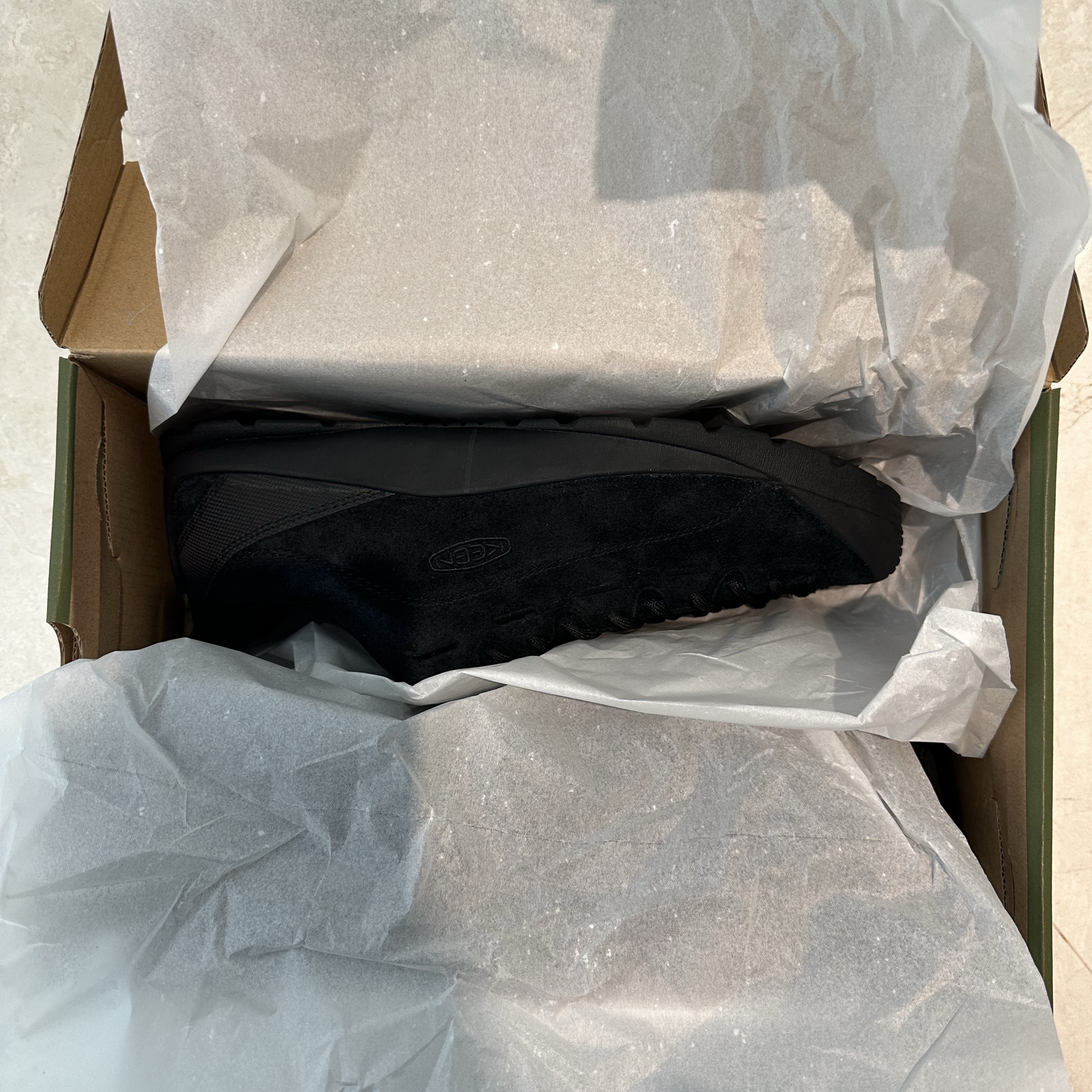 Keen Jasper Suede Sneakers Black 착용 스타일 - 3