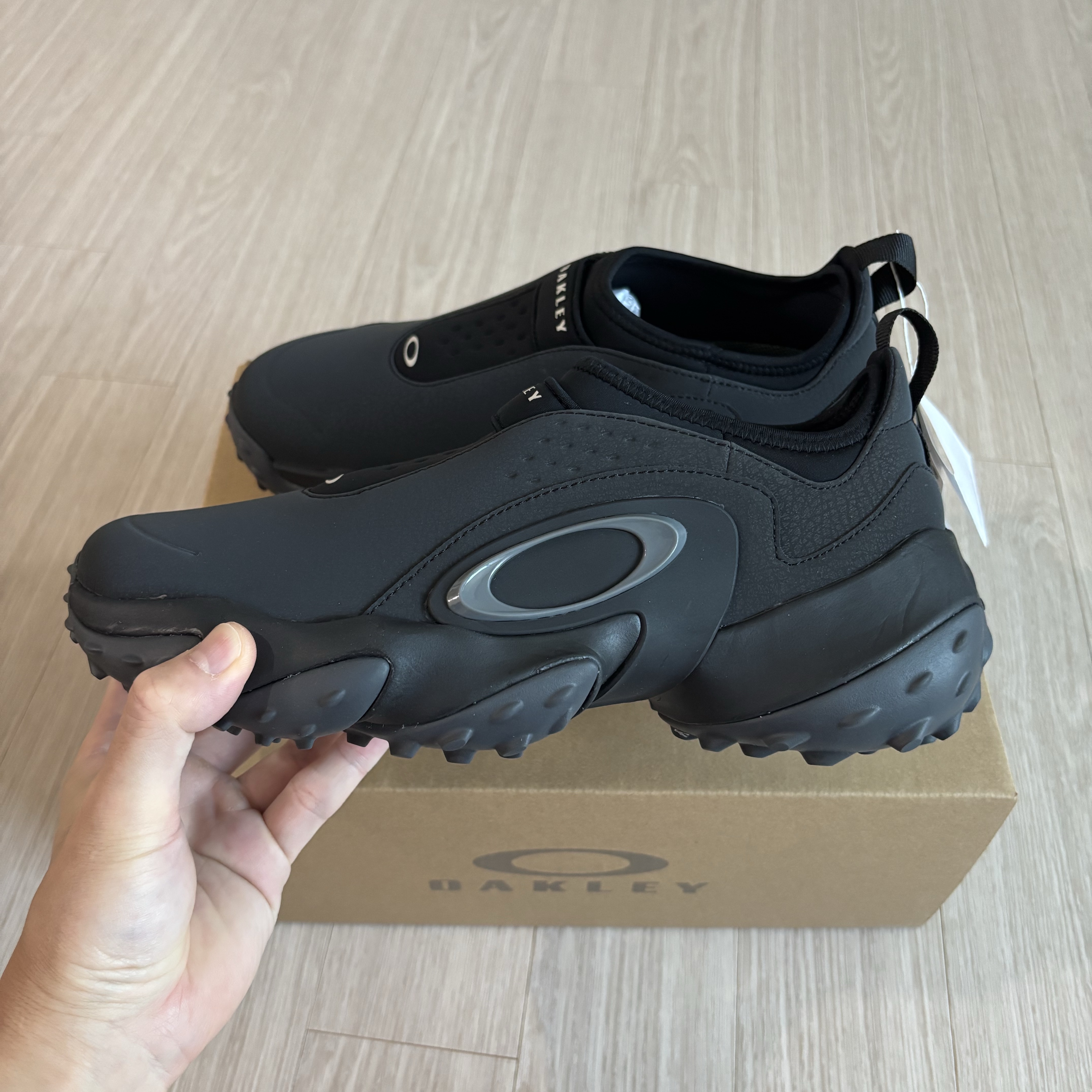 Oakley Edge Icon Blackout 착용 스타일 - 3