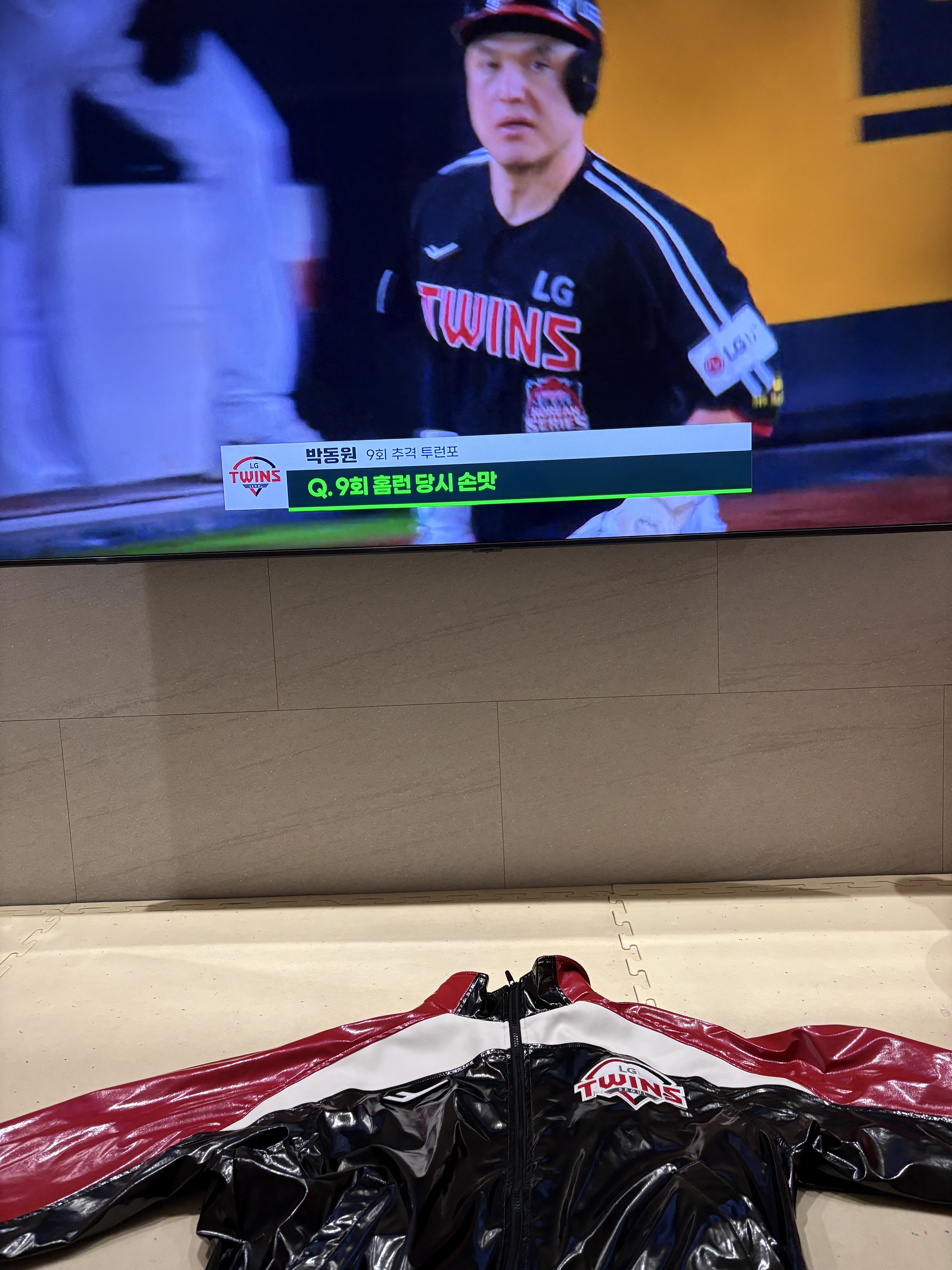 LG Twins x Prospecs 2024 Authentic Glossy Jumper Black 착용 스타일 - 1