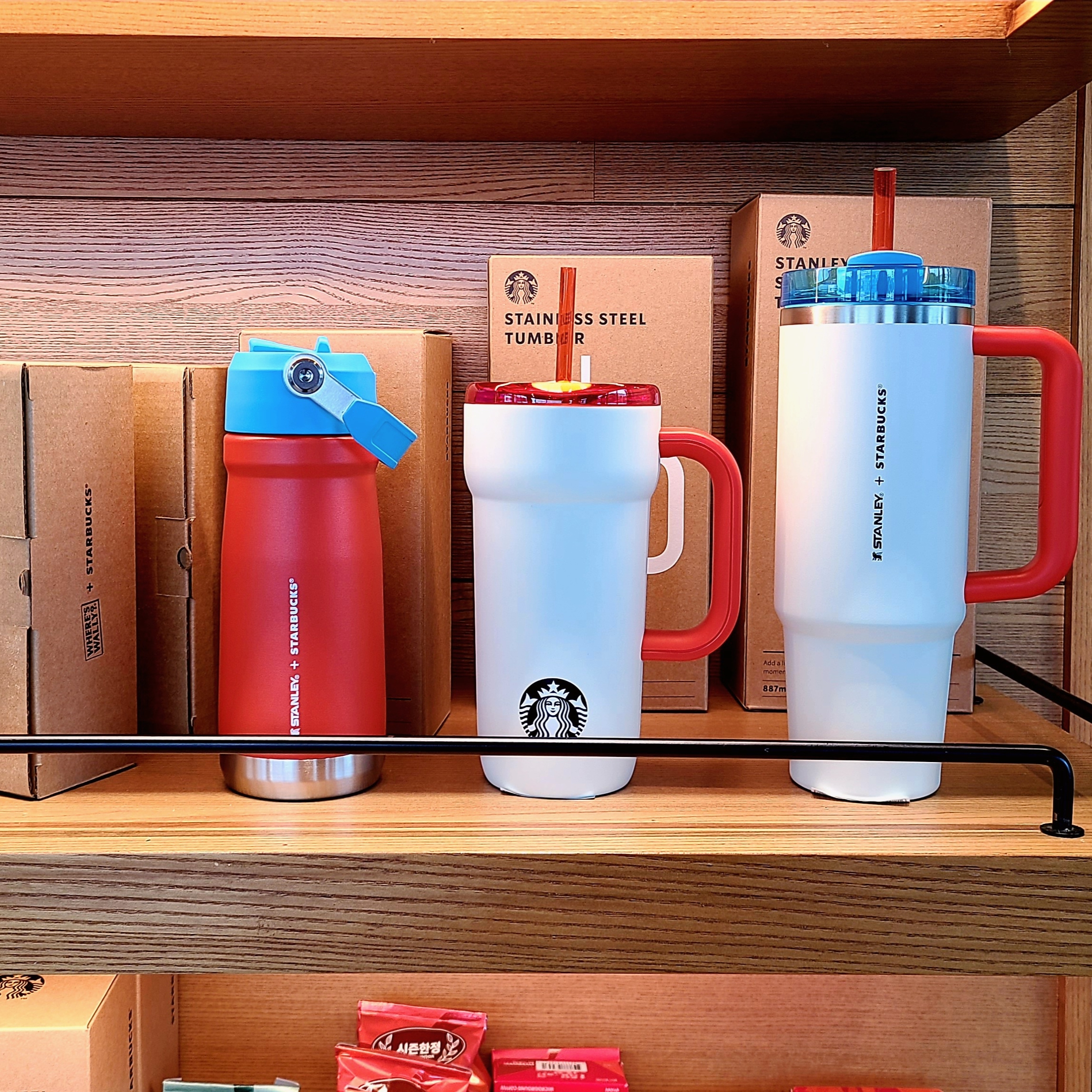 Starbucks x Where's Wally Joyful SS Debbie Tumbler 473ml, Starbucks x Where's Wally Joyful Bearista Doll 착용 스타일 - 3