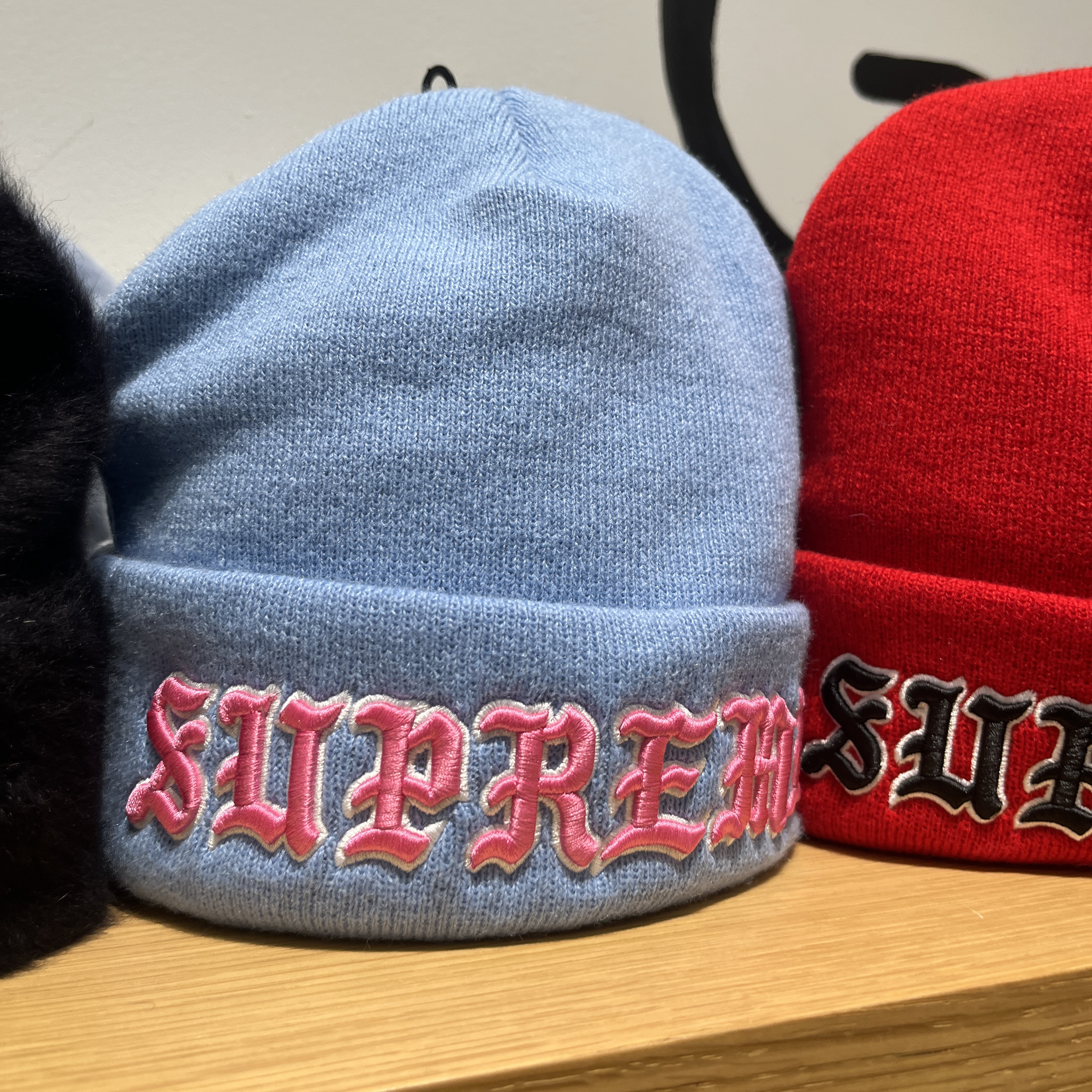Supreme New Era Old English Beanie Light Blue - 25FW 착용 스타일