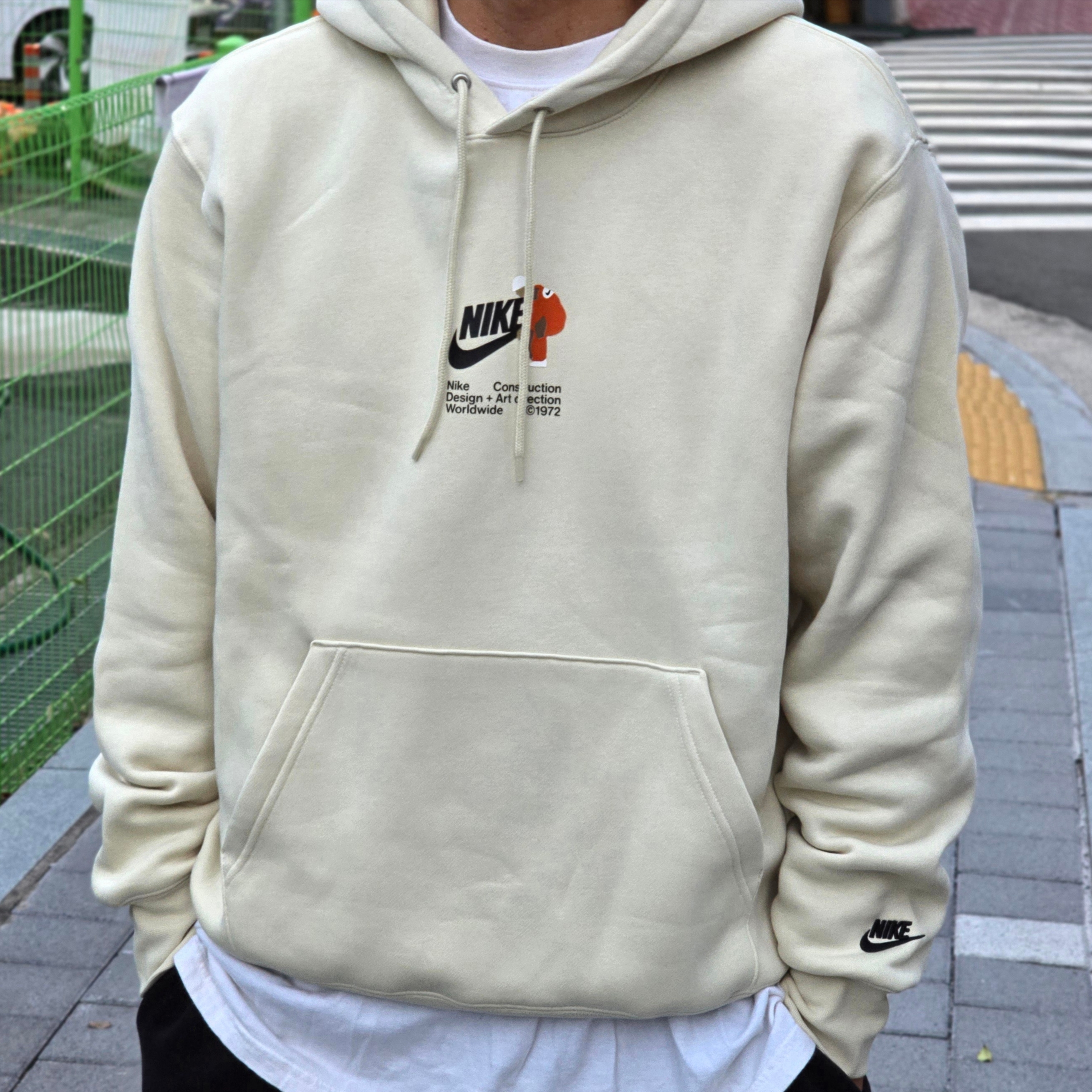 Nike Club Fleece Pullover Hoodie Light Khaki 착용 스타일 - 1