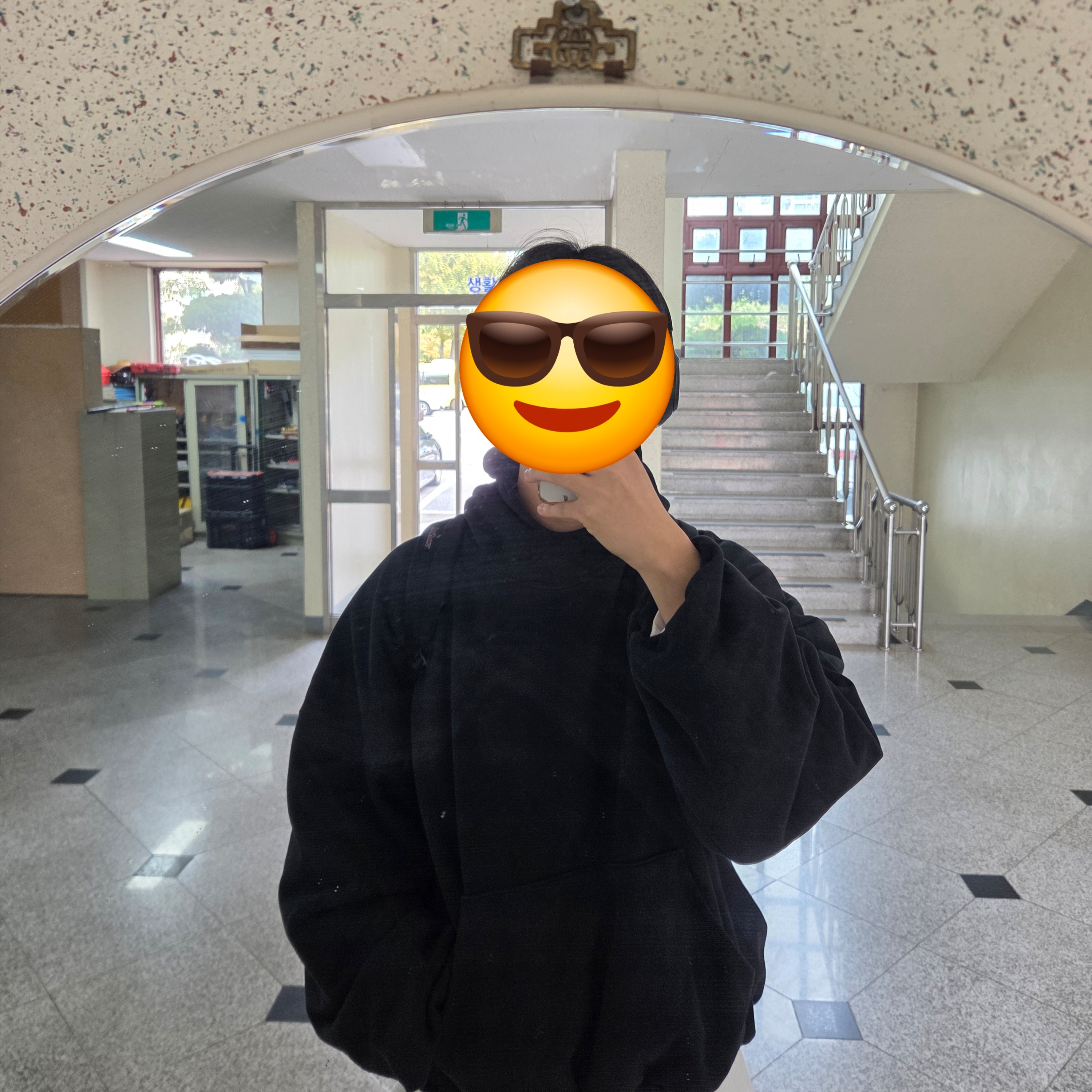 Yeezy Gap Engineered By Balenciaga Dove Hoodie Washed Black 착용 스타일