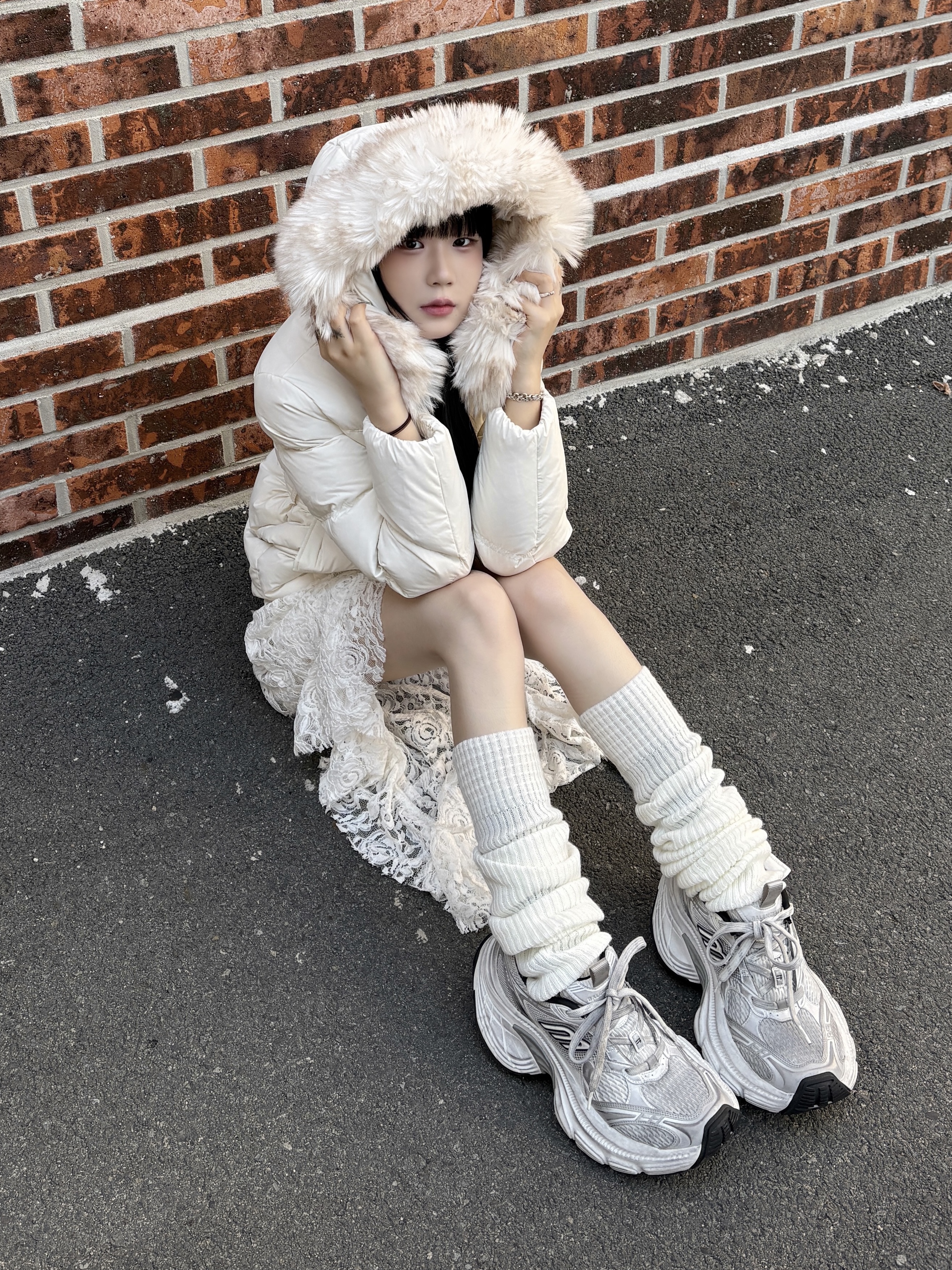 Balenciaga 10XL Sneakers White Grey Silver Black 착용 스타일 - 3