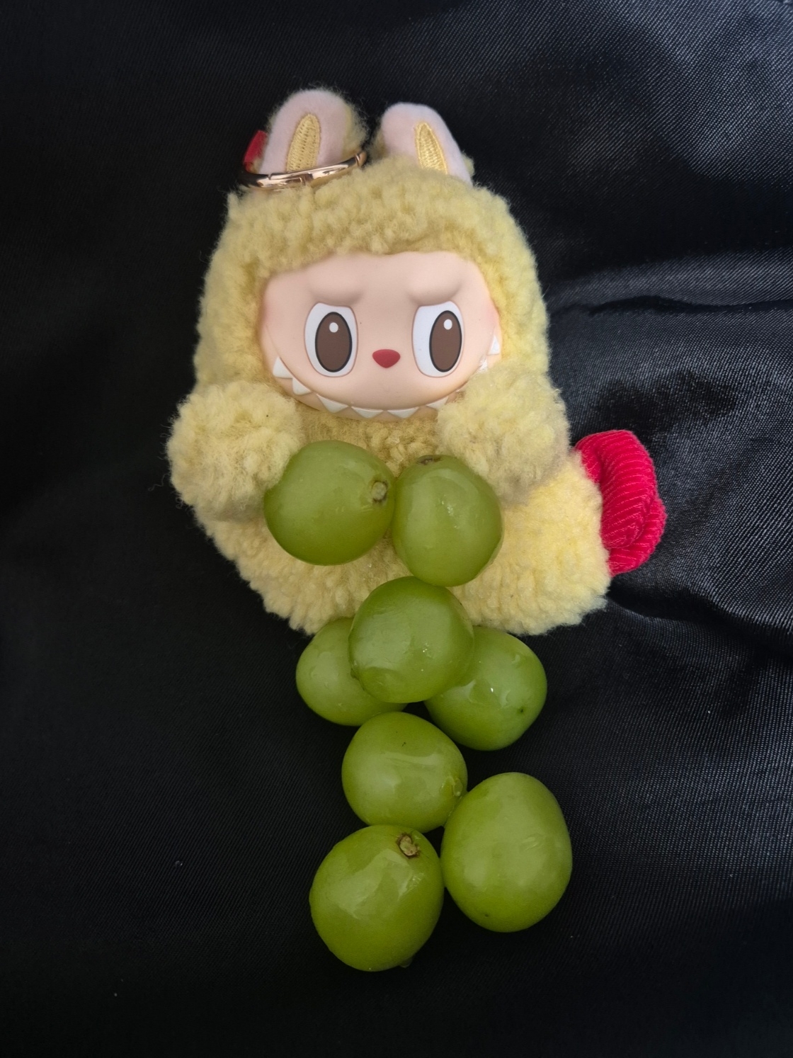 Pop Mart Labubu The Monsters Wacky Mart Series Earphone Case 착용 스타일
