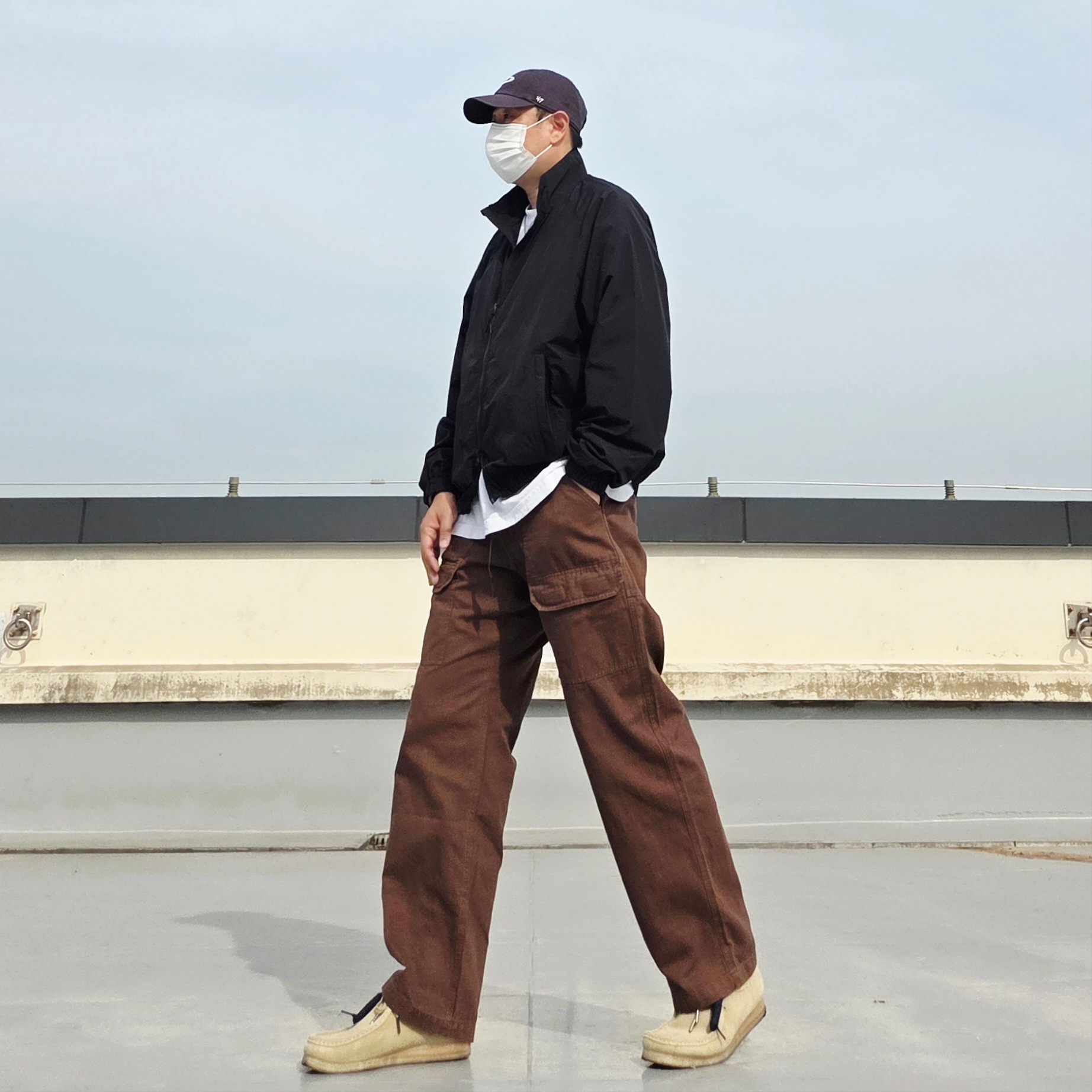 Oakley Remix Dad Hat Blackout, Clarks Wallabee Maple Suede 착용 스타일 - 6